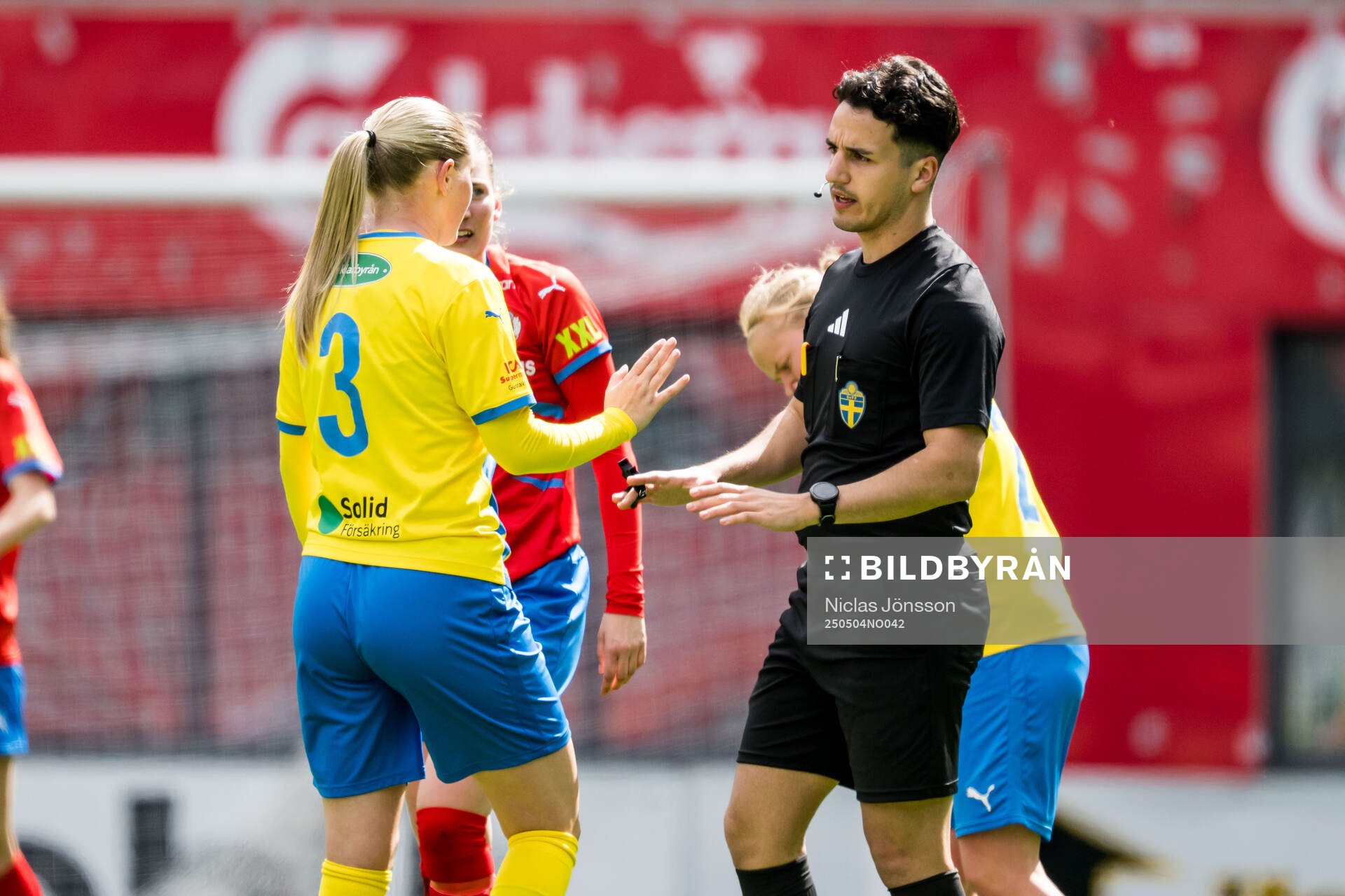 Eskilsminnes Saga Hagman och Domare Bedran Çelik under fotbollsmatchen i Division 1 södra mellan Helsingborg och Eskilsminne den 4 maj 2025 i Helsingborg.