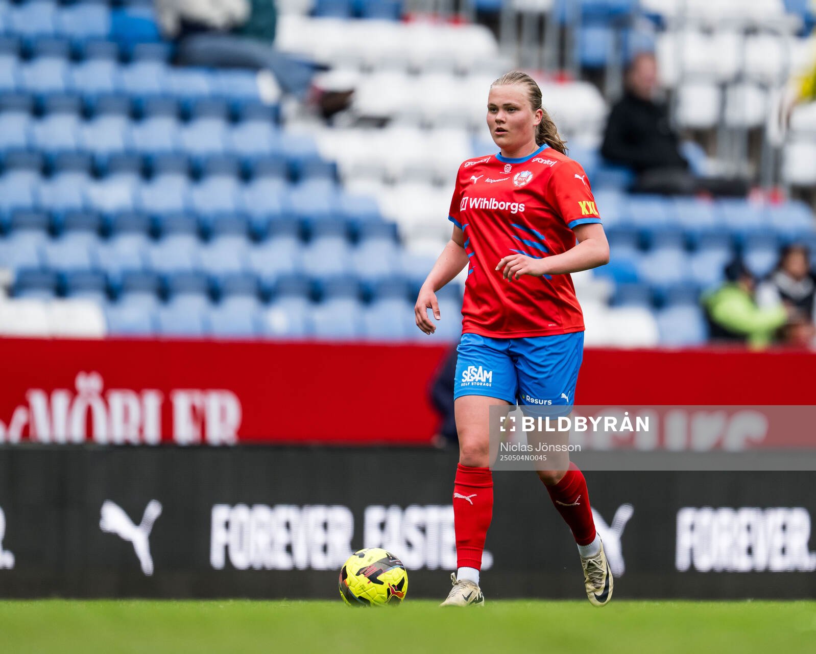 Helsingborgs Arna Thrainsdottir under fotbollsmatchen i Division 1 södra mellan Helsingborg och Eskilsminne den 4 maj 2025 i Helsingborg.