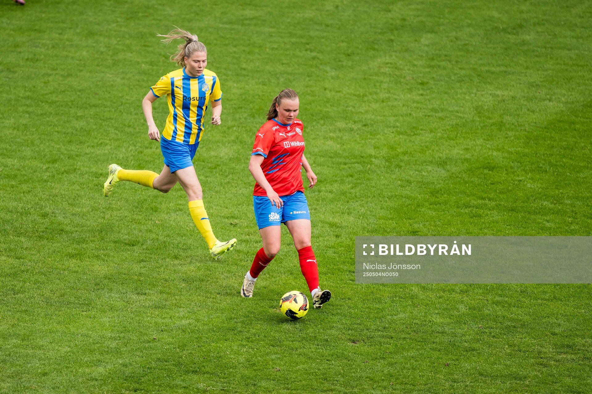 Eskilsminnes Johanna Olsson och Helsingborgs Arna Thrainsdottir under fotbollsmatchen i Division 1 södra mellan Helsingborg och Eskilsminne den 4 maj 2025 i Helsingborg.