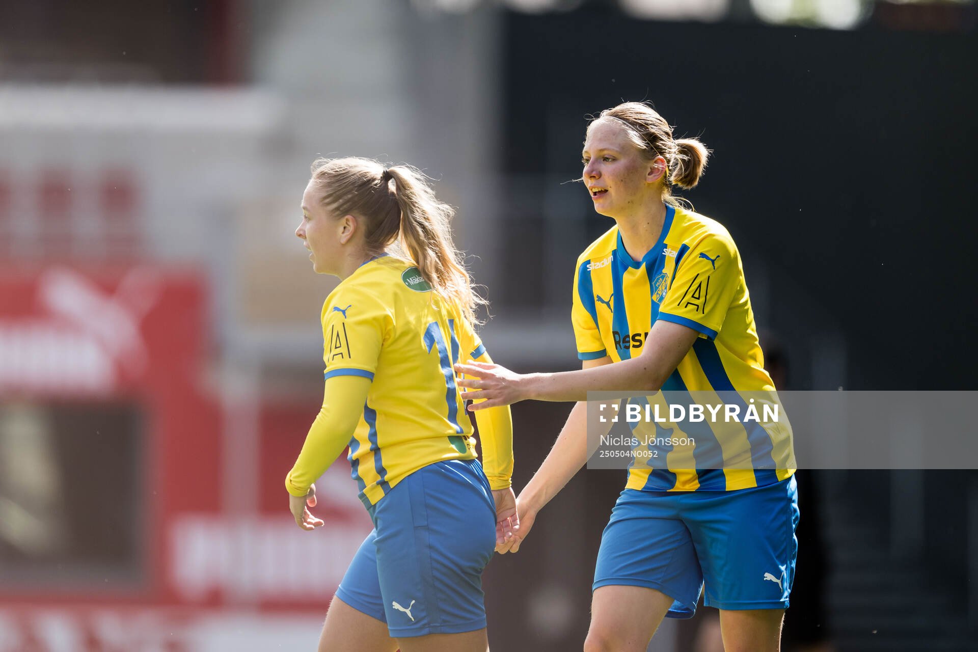 Eskilsminnes Matilda Eriksson och Julia Hammons jublar efter fotbollsmatchen i Division 1 södra mellan Helsingborg och Eskilsminne den 4 maj 2025 i Helsingborg.