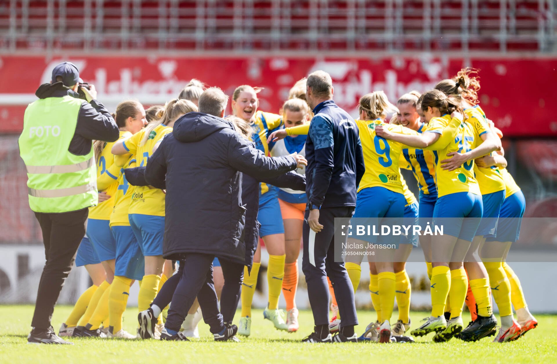 Eskilsminne spelarna jublar efter fotbollsmatchen i Division 1 södra mellan Helsingborg och Eskilsminne den 4 maj 2025 i Helsingborg.