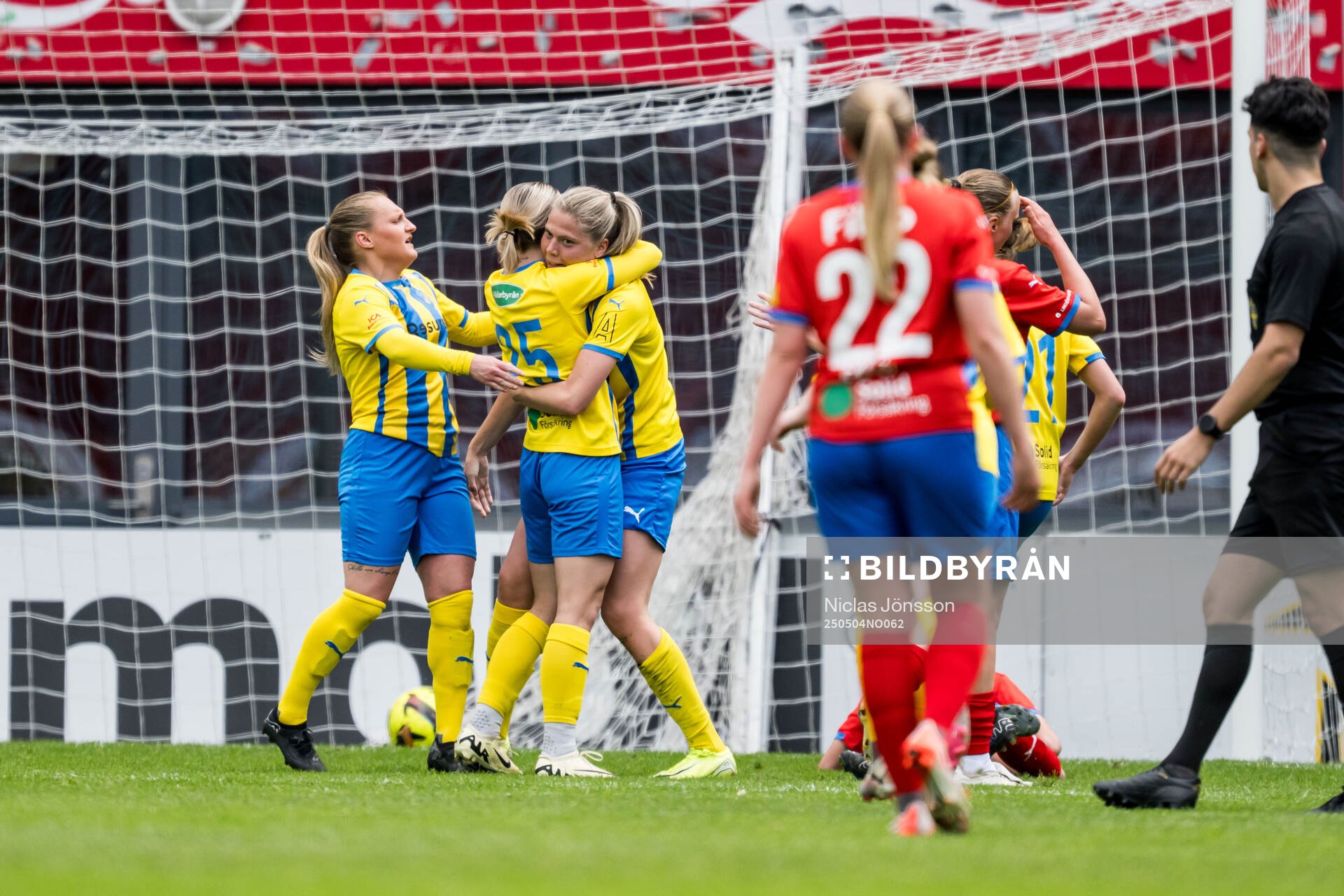 Eskilsminnes Alma Bertilsson, Johanna Lindblom och Johanna Olsson jublar efter 0-2 under fotbollsmatchen i Division 1 södra mellan Helsingborg och Eskilsminne den 4 maj 2025 i Helsingborg.