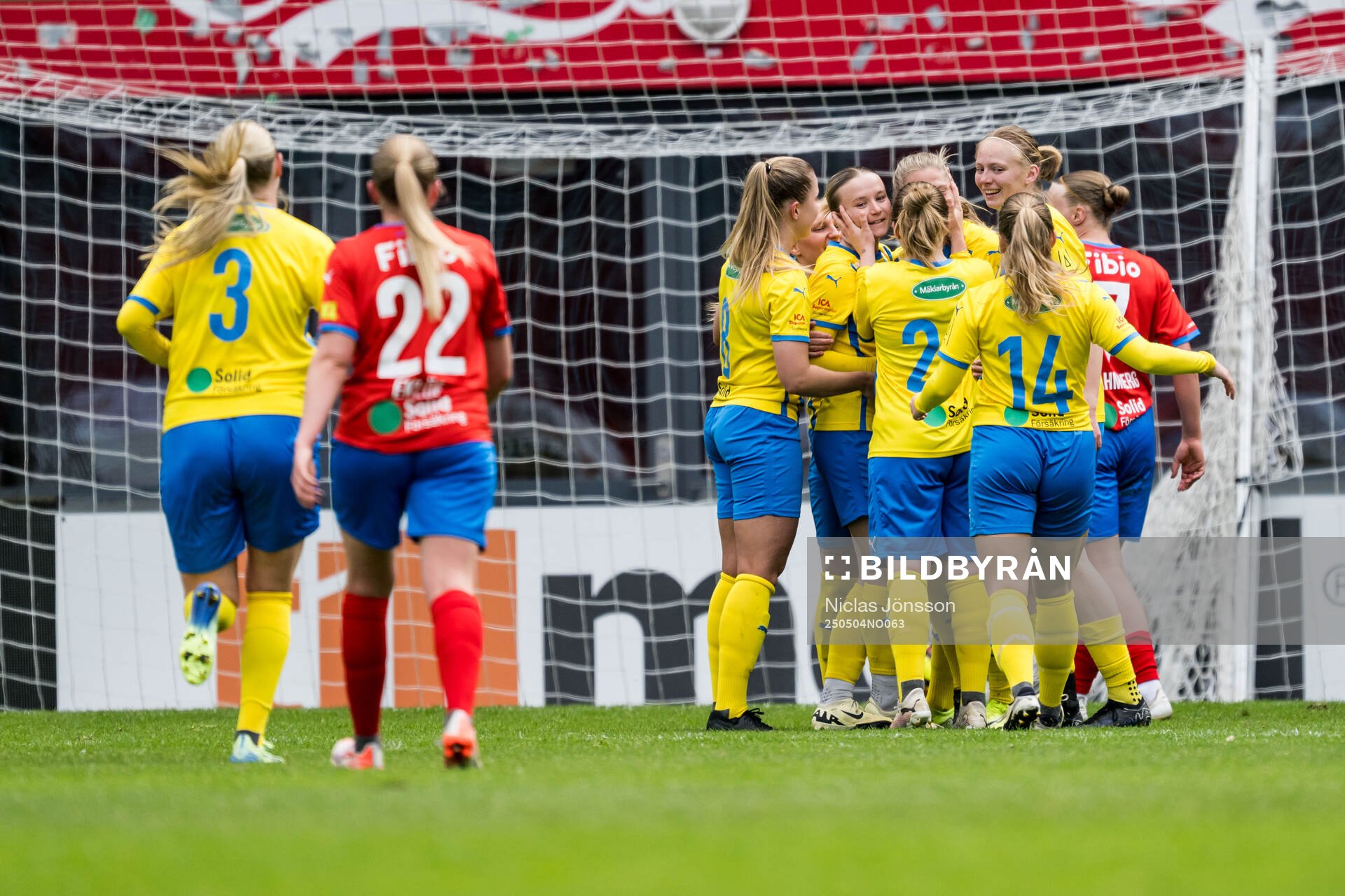 Eskilsminnespelarna jublar efter 0-2 under fotbollsmatchen i Division 1 södra mellan Helsingborg och Eskilsminne den 4 maj 2025 i Helsingborg.