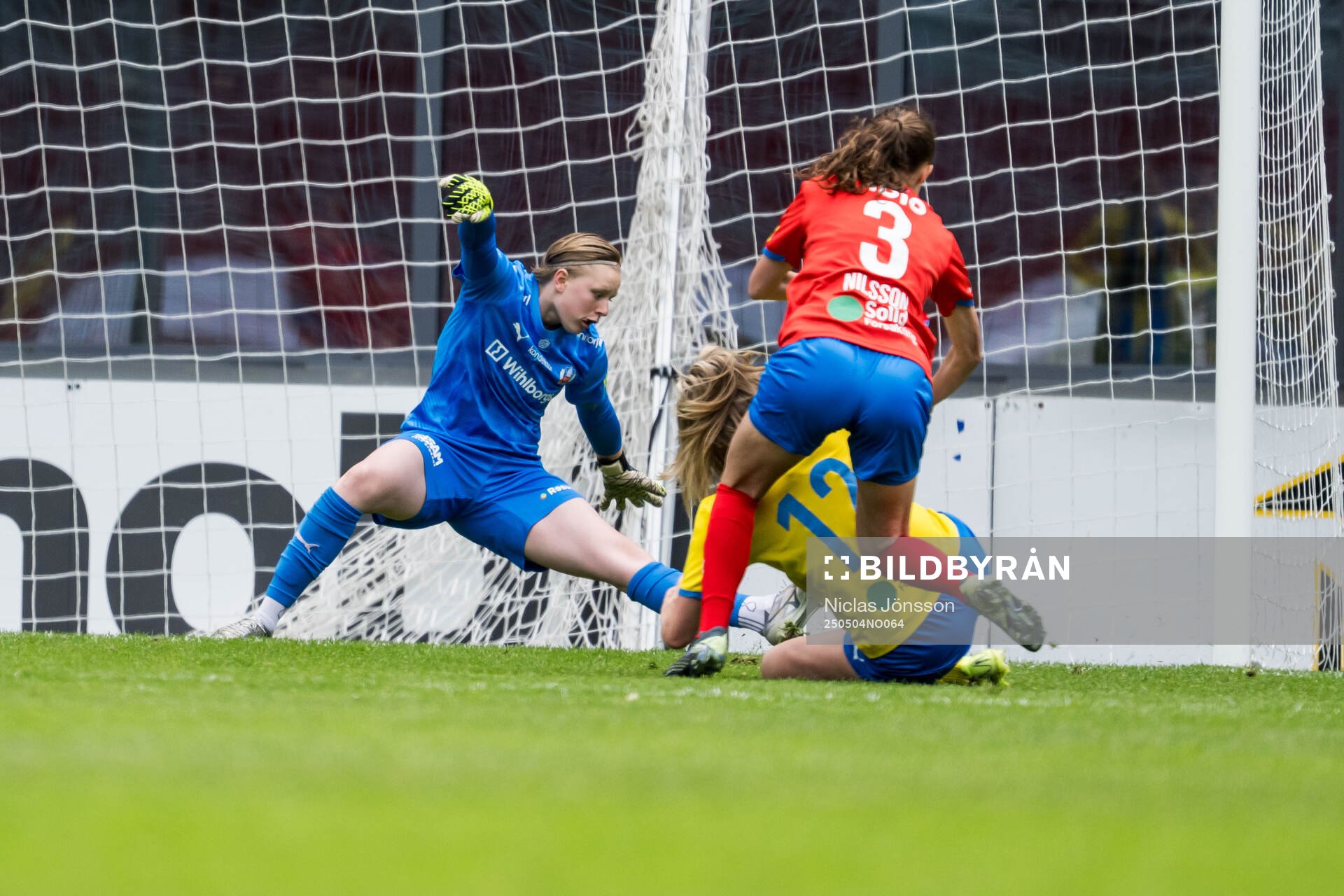 Eskilsminnes Johanna Olsson och Helsingborgs målvakt Hannah Tegestål och Maja Nilsson under fotbollsmatchen i Division 1 södra mellan Helsingborg och Eskilsminne den 4 maj 2025 i Helsingborg.