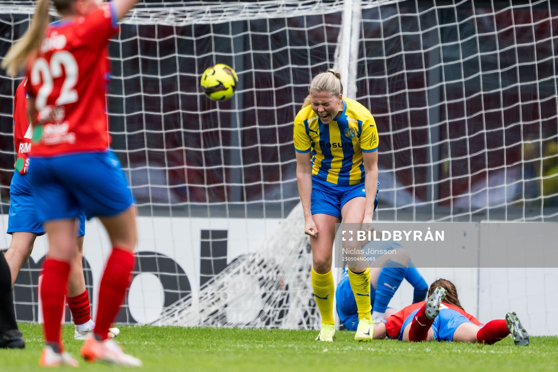 Eskilsminnes Johanna Olsson jublar efter 0-2 under fotbollsmatchen i Division 1 södra mellan Helsingborg och Eskilsminne den 4 maj 2025 i Helsingborg.