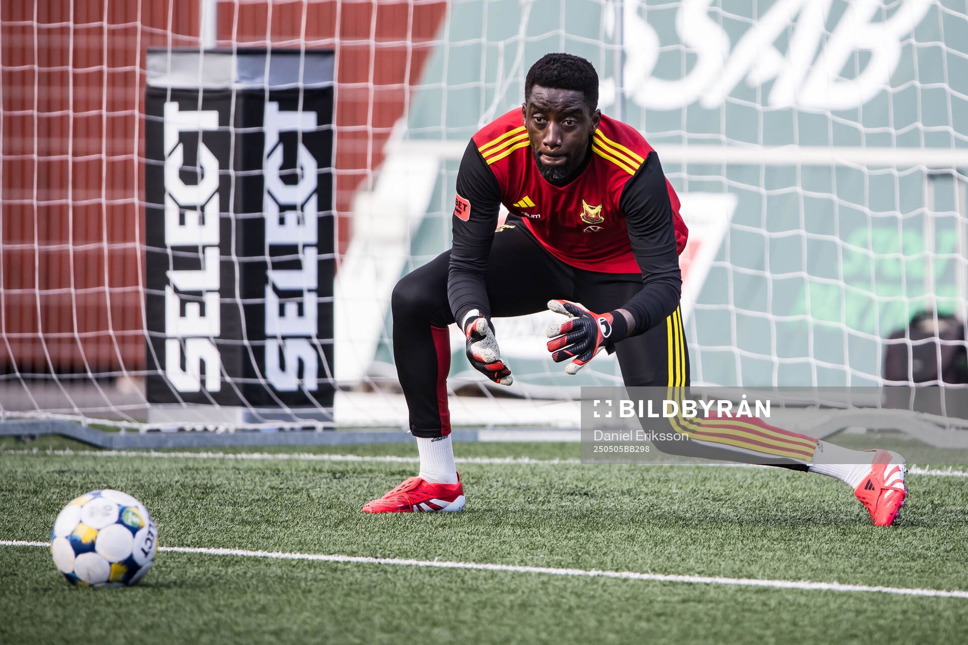 Östersunds Arnold Otieno inför fotbollsmatchen i Superettan mellan Brage och Östersund den 5 maj 2025 i Borlänge. 