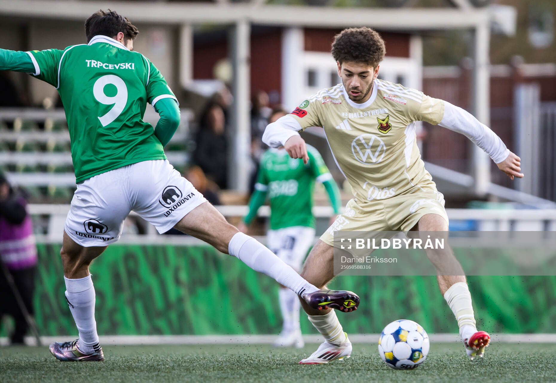 Östersunds Ziad Ghanoum och Brages Filip Trpcevski under fotbollsmatchen i Superettan mellan Brage och Östersund den 5 maj 2025 i Borlänge.