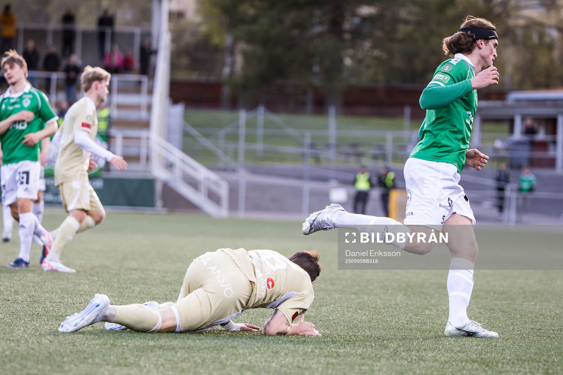 Östersunds Adrian Edqvist och Brages Lorik Konjuhi under fotbollsmatchen i Superettan mellan Brage och Östersund den 5 maj 2025 i Borlänge.