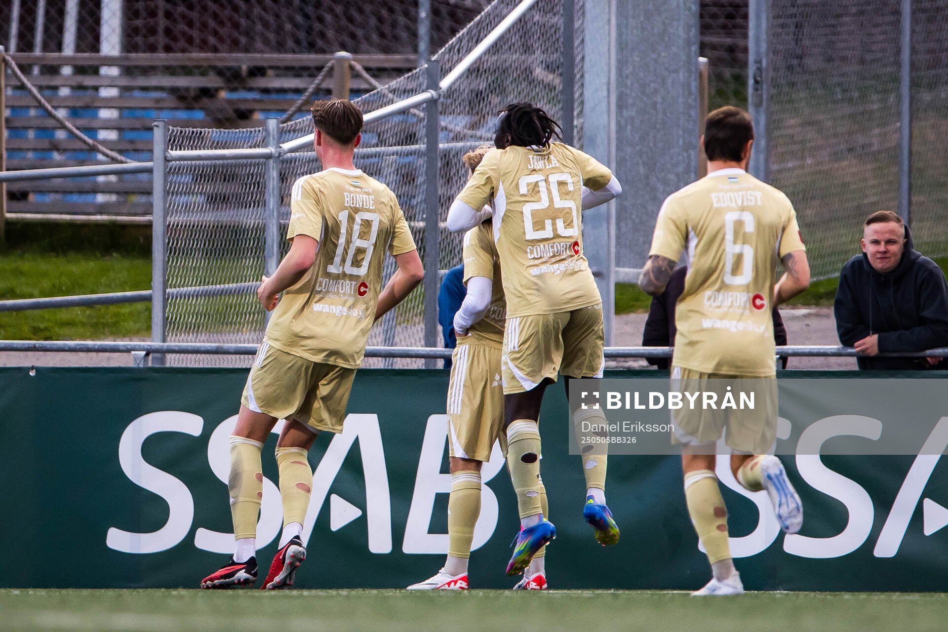 Östersunds Simon Marklund jublar efter 0-1 under fotbollsmatchen i Superettan mellan Brage och Östersund den 5 maj 2025 i Borlänge. 