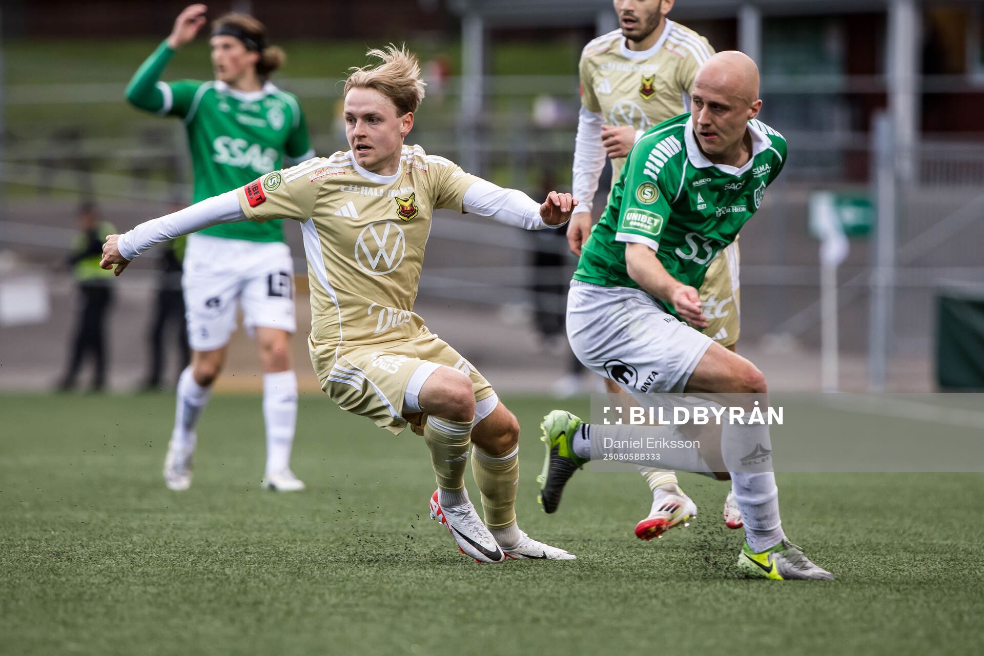 Östersunds Simon Marklund och Brages Anton Lundin under fotbollsmatchen i Superettan mellan Brage och Östersund den 5 maj 2025 i Borlänge. 