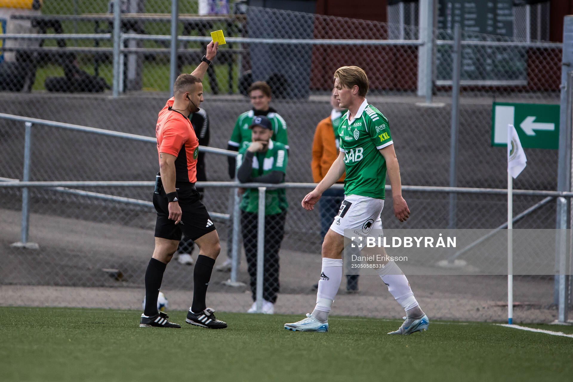 Domare Rinon Hasani under fotbollsmatchen i Superettan mellan Brage och Östersund den 5 maj 2025 i Borlänge. 