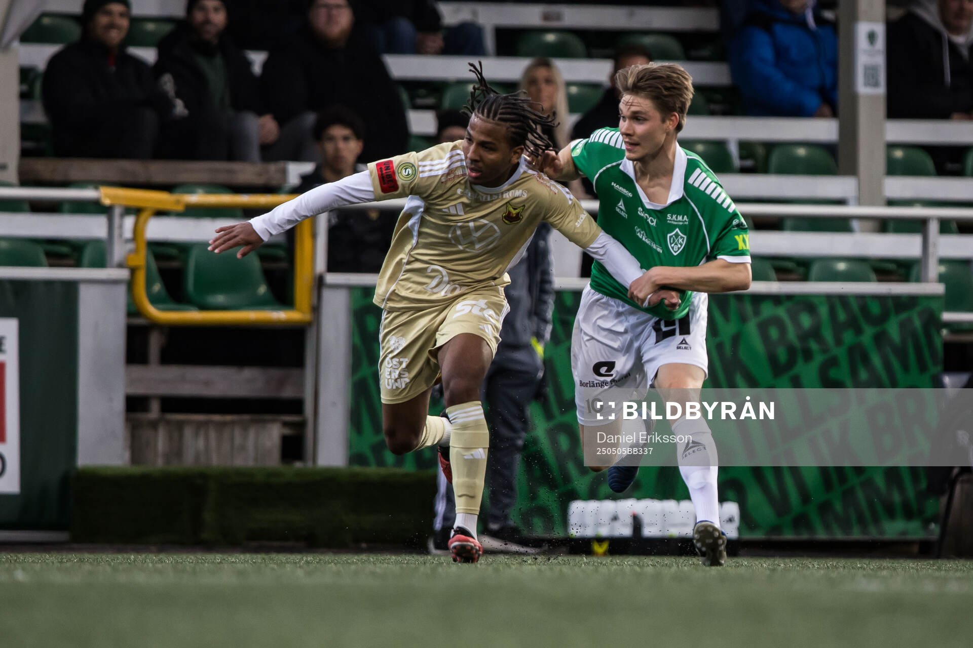 Östersunds Nebiyou Perry och Brages Gustav Berggren under fotbollsmatchen i Superettan mellan Brage och Östersund den 5 maj 2025 i Borlänge.