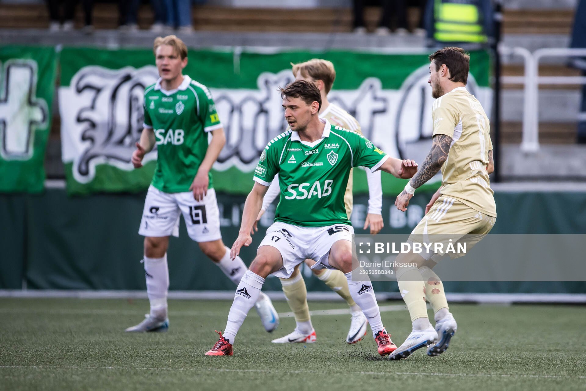 Brages Pontus Jonsson och Östersunds Adrian Edqvist under fotbollsmatchen i Superettan mellan Brage och Östersund den 5 maj 2025 i Borlänge.