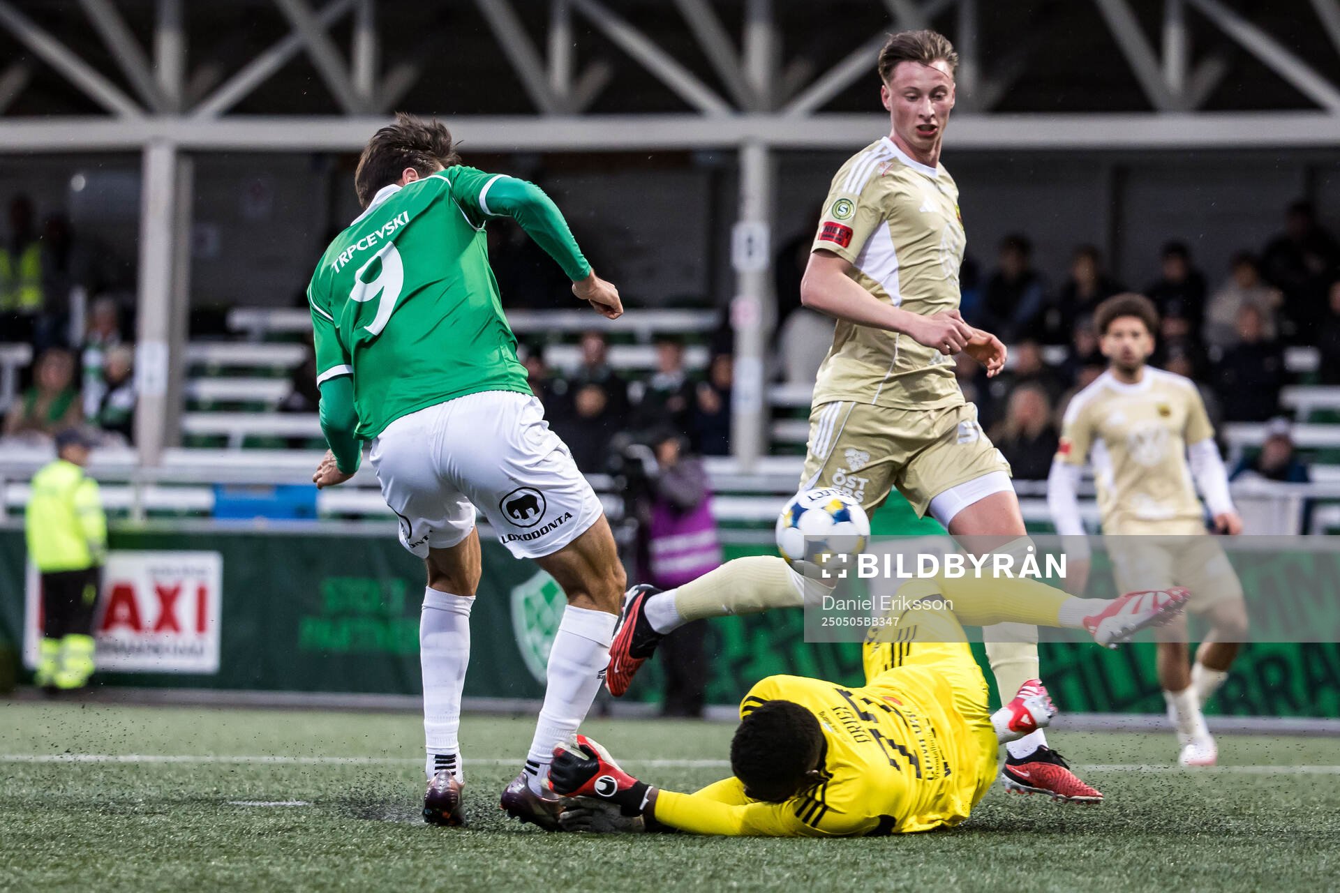 Brages Filip Trpcevski och Östersunds Arnold Otieno och Philip Bonde under fotbollsmatchen i Superettan mellan Brage och Östersund den 5 maj 2025 i Borlänge.