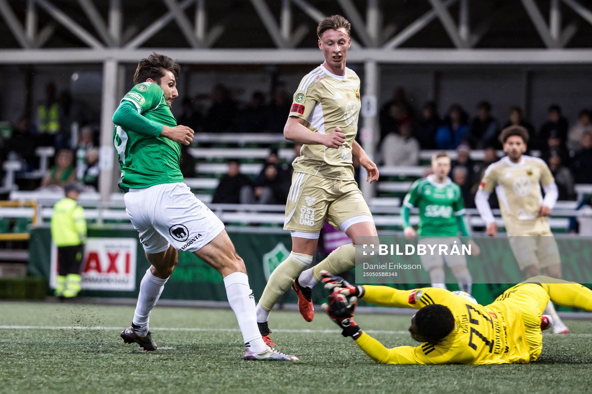 Brages Filip Trpcevski och Östersunds Arnold Otieno och Philip Bonde under fotbollsmatchen i Superettan mellan Brage och Östersund den 5 maj 2025 i Borlänge.