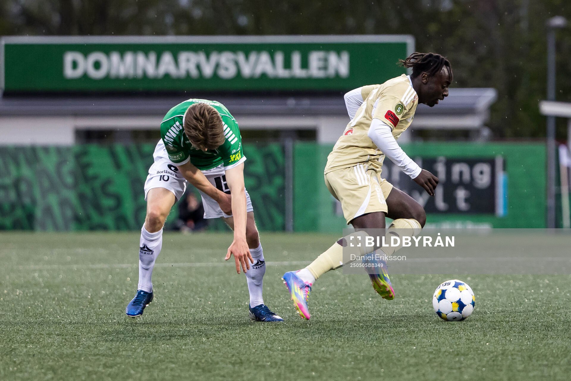 Brages Gustav Berggren och Östersunds Kalipha Jawla under fotbollsmatchen i Superettan mellan Brage och Östersund den 5 maj 2025 i Borlänge.