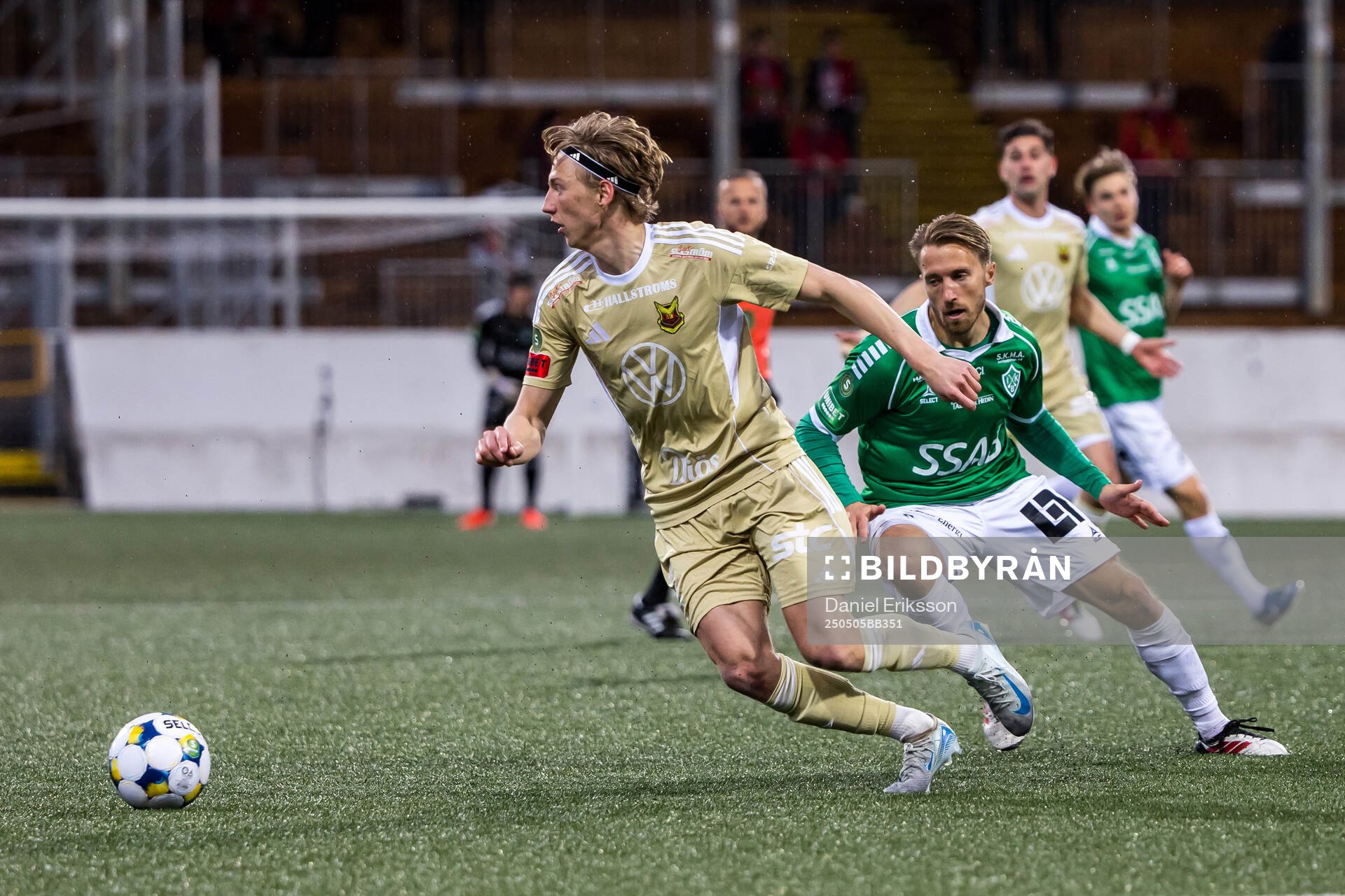 Östersunds Albin Sporrong och Brages Filip Trpcevski under fotbollsmatchen i Superettan mellan Brage och Östersund den 5 maj 2025 i Borlänge.