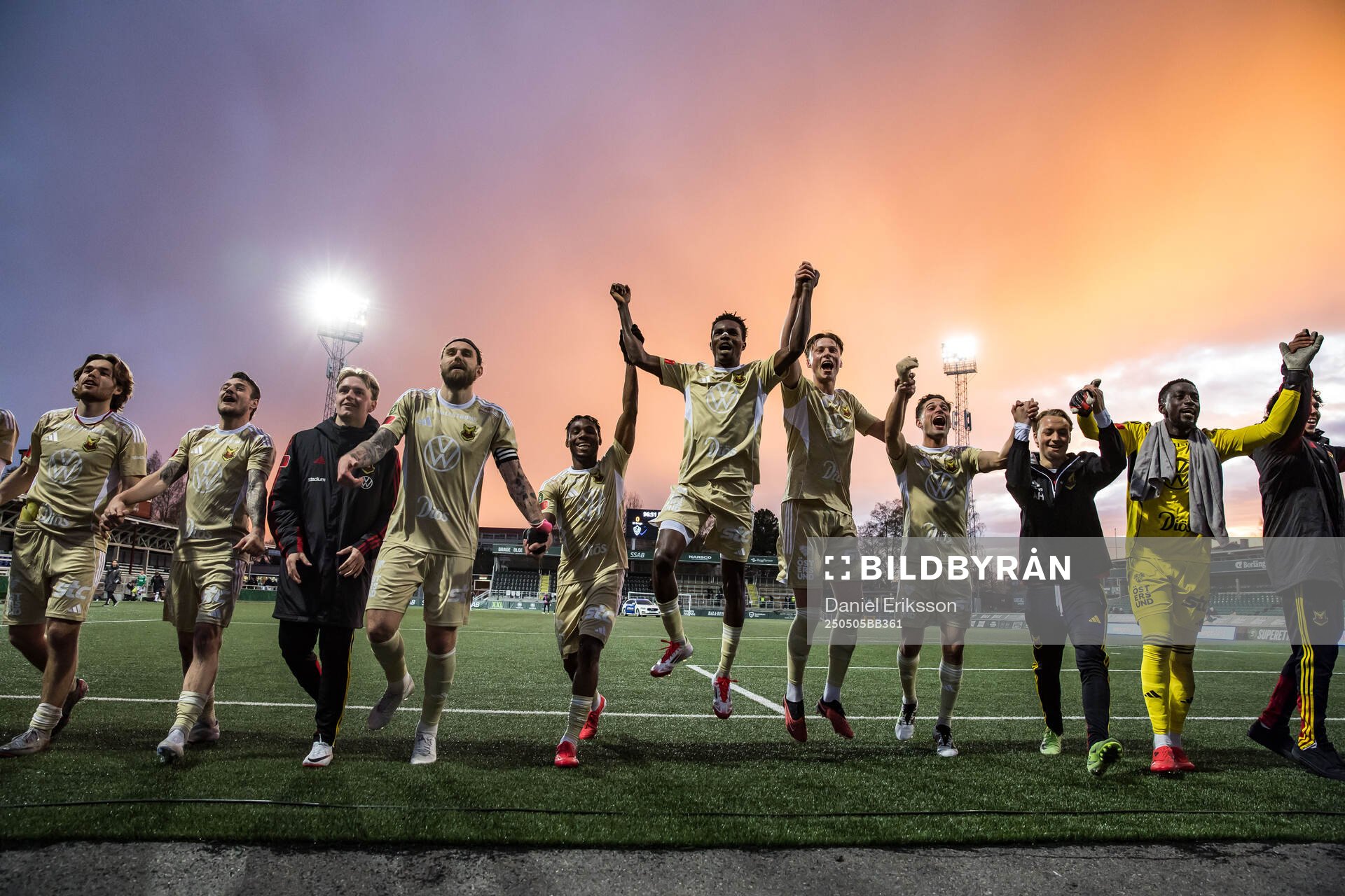 Östersunds spelare jublar efter seger under fotbollsmatchen i Superettan mellan Brage och Östersund den 5 maj 2025 i Borlänge. 