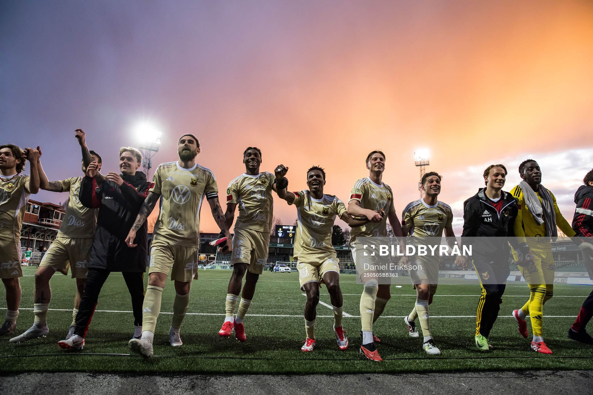 Östersunds spelare jublar efter seger under fotbollsmatchen i Superettan mellan Brage och Östersund den 5 maj 2025 i Borlänge. 