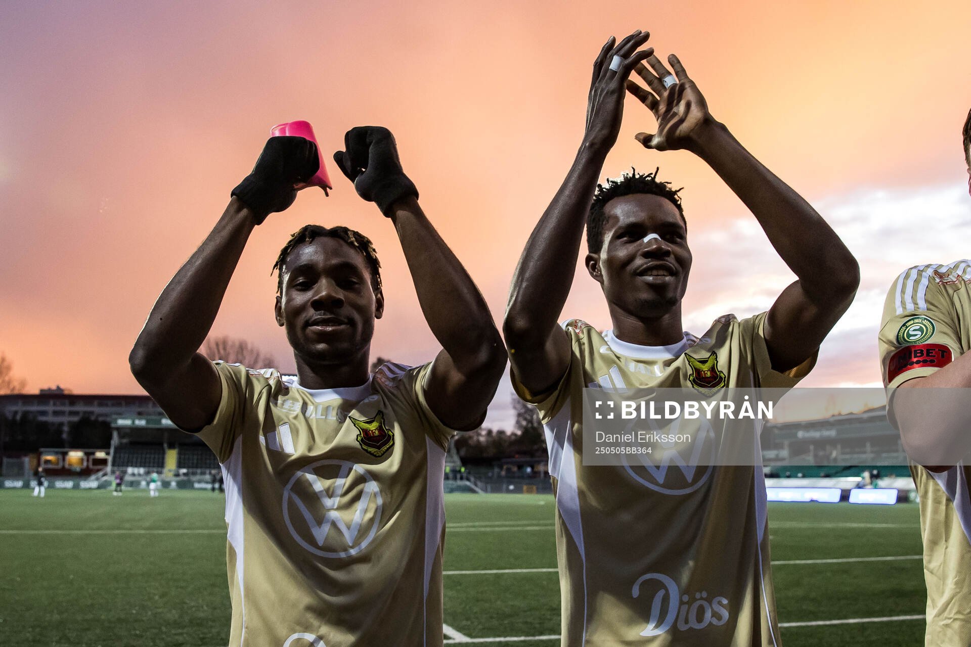 Östersunds Michael Aduragbemi Oluwayemi och Sunday Anyanwu efter fotbollsmatchen i Superettan mellan Brage och Östersund den 5 maj 2025 i Borlänge.