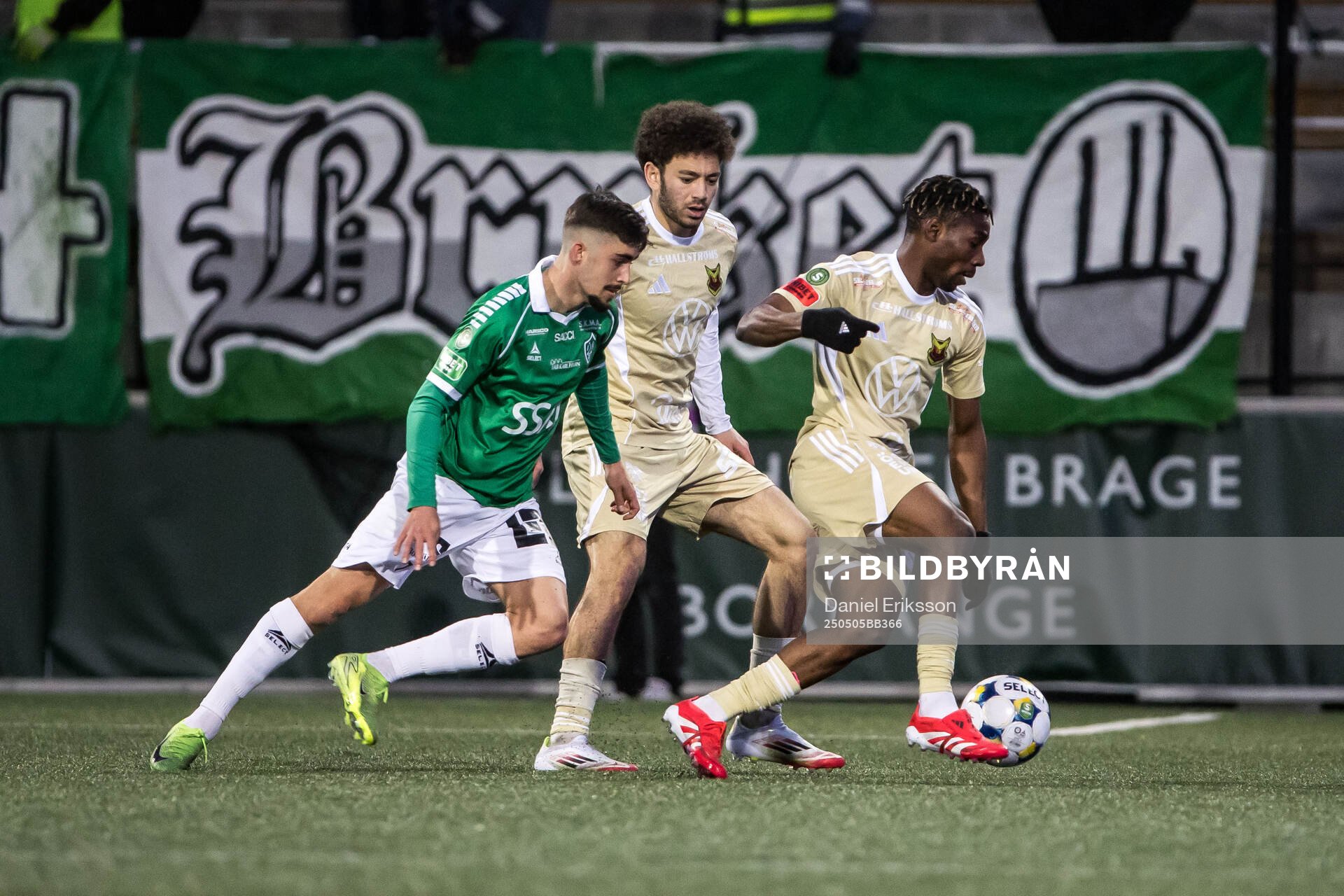 Brages Emil Tot Wikström och Östersunds Ziad Ghanoum och Michael Aduragbemi Oluwayemi under fotbollsmatchen i Superettan mellan Brage och Östersund den 5 maj 2025 i Borlänge.