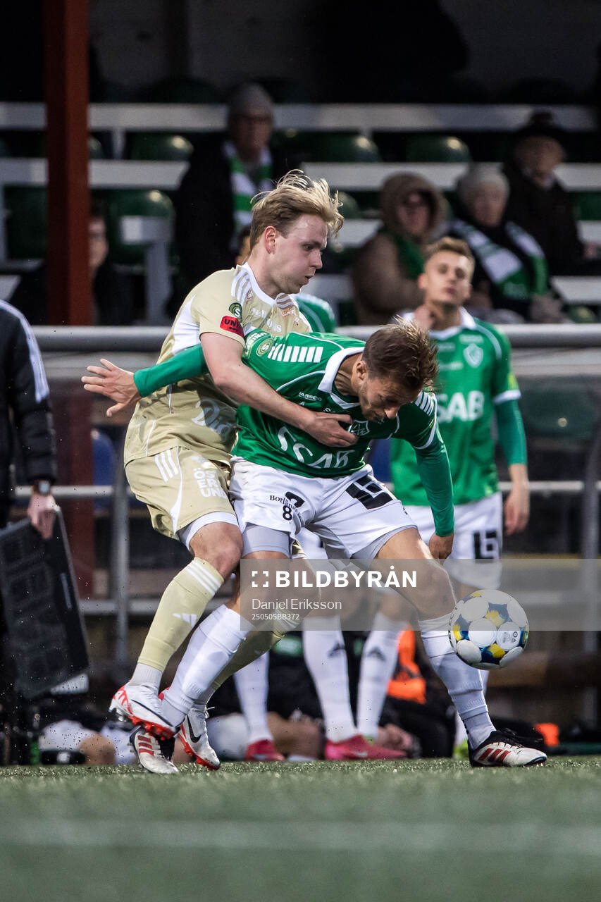 Östersunds Simon Marklund och Brages Jacob Stensson under fotbollsmatchen i Superettan mellan Brage och Östersund den 5 maj 2025 i Borlänge.