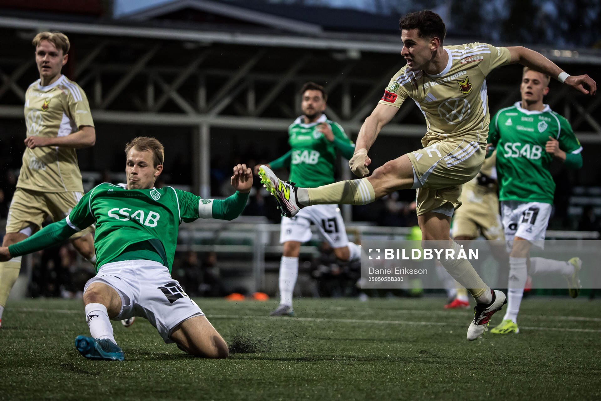Brages Filip Trpcevski och Östersunds Ahmed Bonnah under fotbollsmatchen i Superettan mellan Brage och Östersund den 5 maj 2025 i Borlänge.