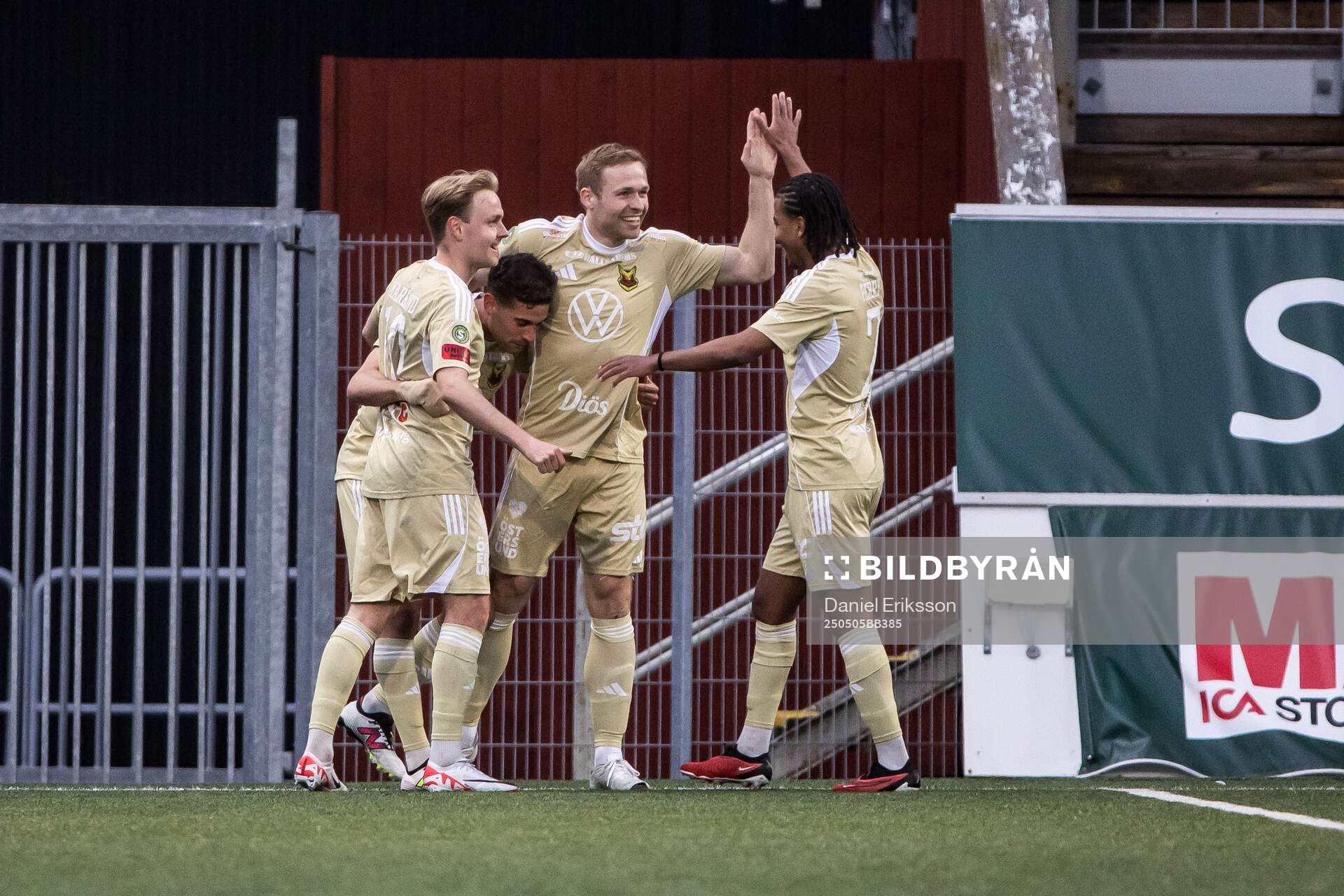 James Joseph Kirby jublar efyer 0-2  under fotbollsmatchen i Superettan mellan Brage och Östersund den 5 maj 2025 i Borlänge. 
