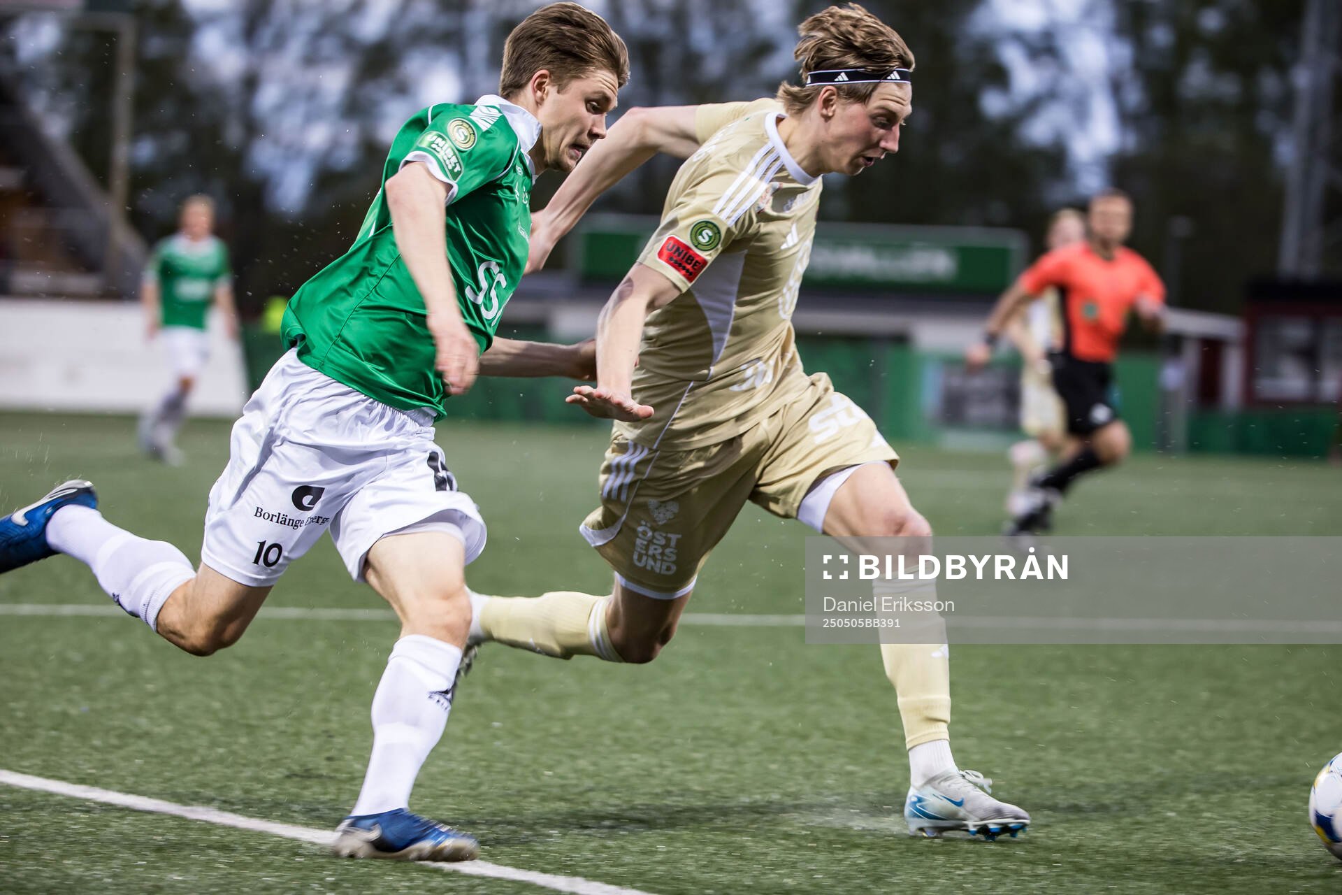Brages Gustav Berggren och Östersunds Albin Sporrong under fotbollsmatchen i Superettan mellan Brage och Östersund den 5 maj 2025 i Borlänge.