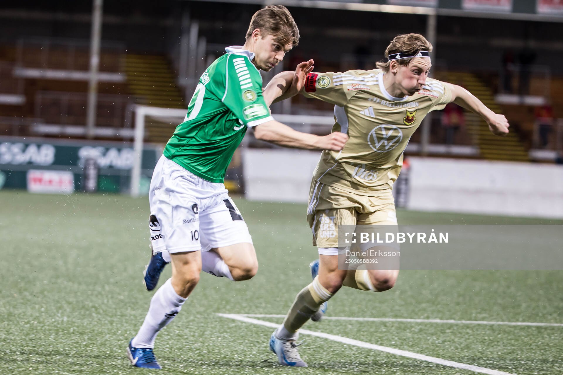 Brages Gustav Berggren och Östersunds Albin Sporrong under fotbollsmatchen i Superettan mellan Brage och Östersund den 5 maj 2025 i Borlänge.