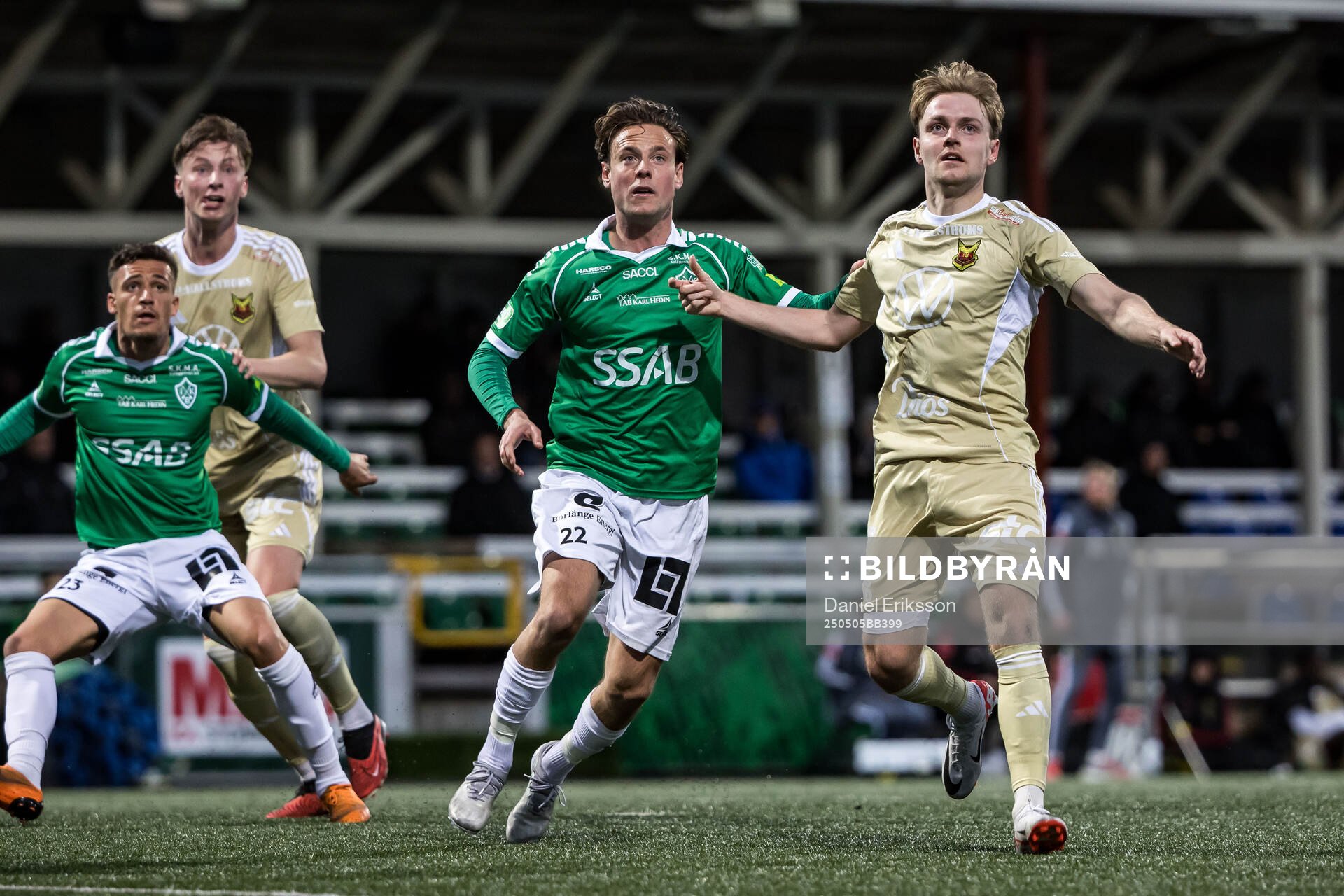 Brages Cesar Weilid och Östersunds Albin Sporrong under fotbollsmatchen i Superettan mellan Brage och Östersund den 5 maj 2025 i Borlänge. 