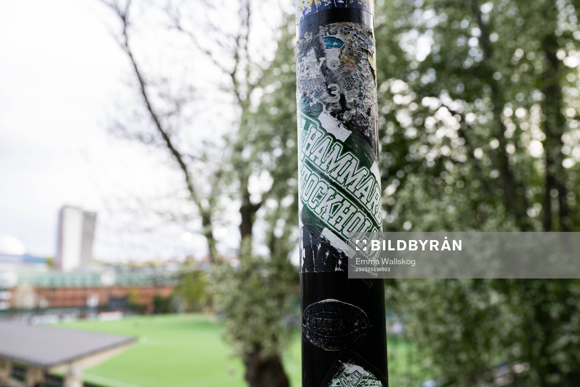 Ett klistermärke utanför Hammarby IP inför fotbollsmatchen i Damallsvenskan mellan Hammarby och Häcken den 5 maj 2025 i Stockholm. 