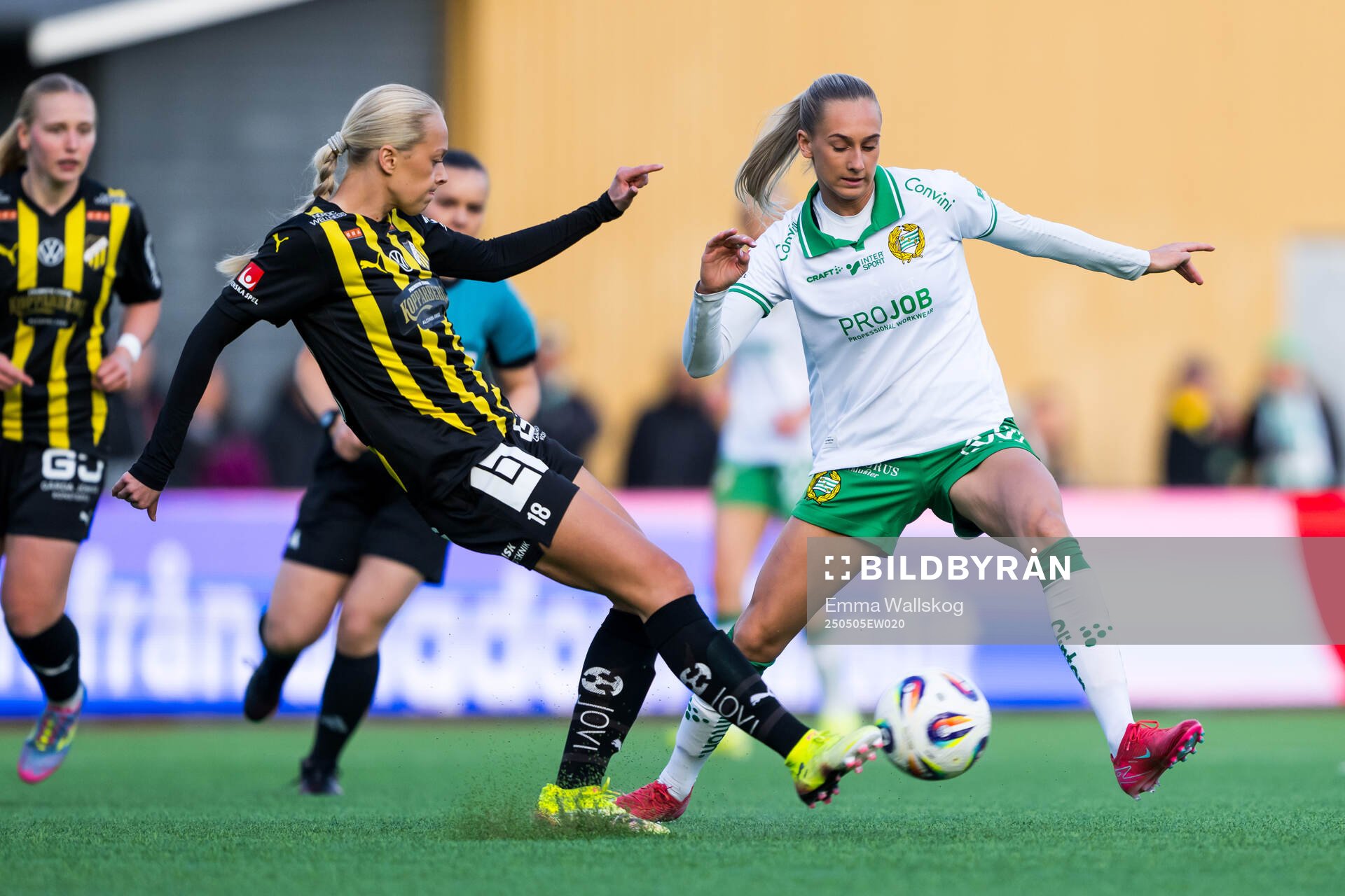 Häckens Lisa Löwing och Hammarbys Ellen Wangerheim under fotbollsmatchen i Damallsvenskan mellan Hammarby och Häcken den 5 maj 2025 i Stockholm.
