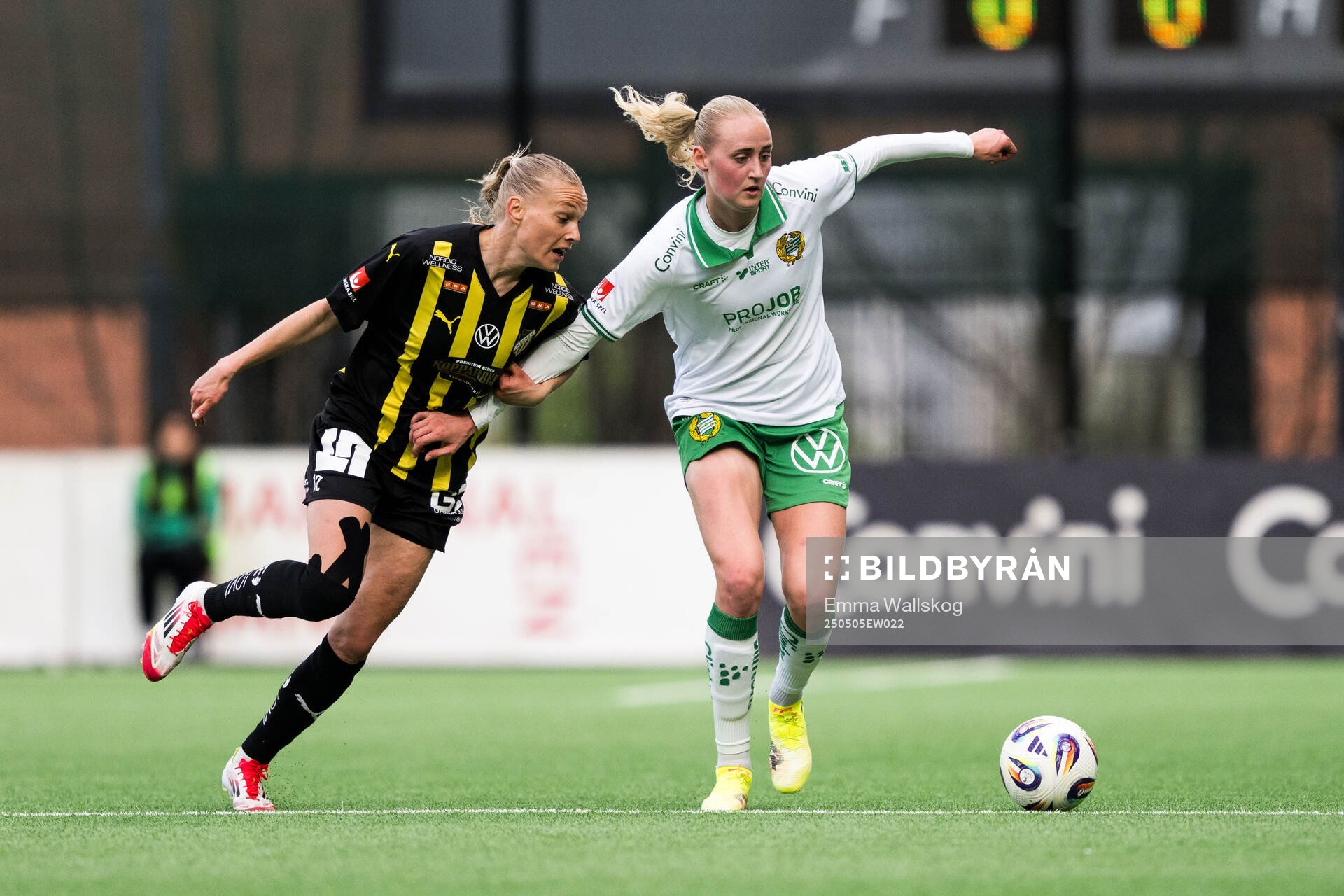Häckens Stine Sandbech och Hammarbys Emilie Bragstad under fotbollsmatchen i Damallsvenskan mellan Hammarby och Häcken den 5 maj 2025 i Stockholm.