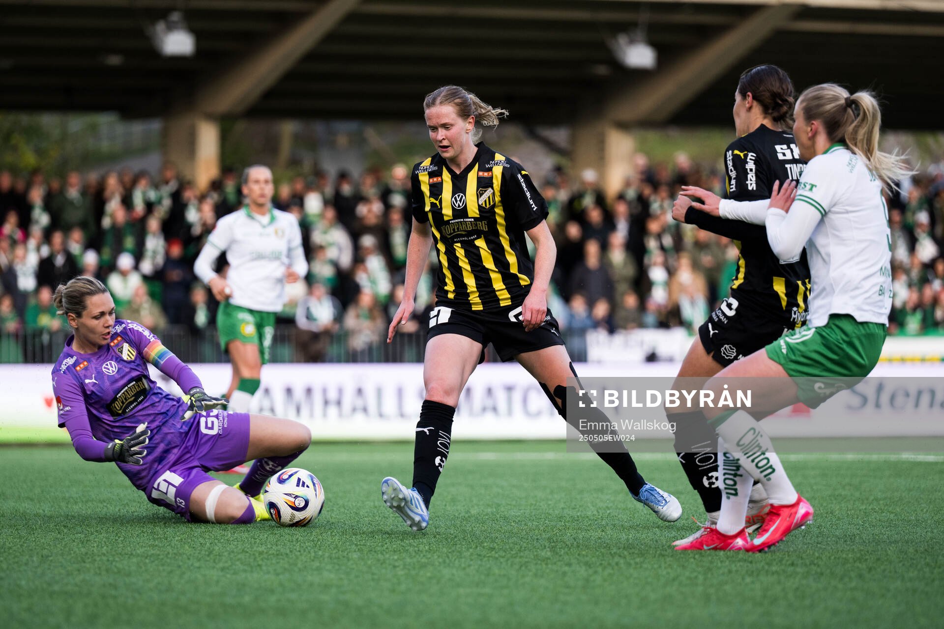 Häckens målvakt Jennifer Falk, Emma Östlund och Tabby Tindell i kamp med Hammarbys Anna Jøsendal under fotbollsmatchen i Damallsvenskan mellan Hammarby och Häcken den 5 maj 2025 i Stockholm.