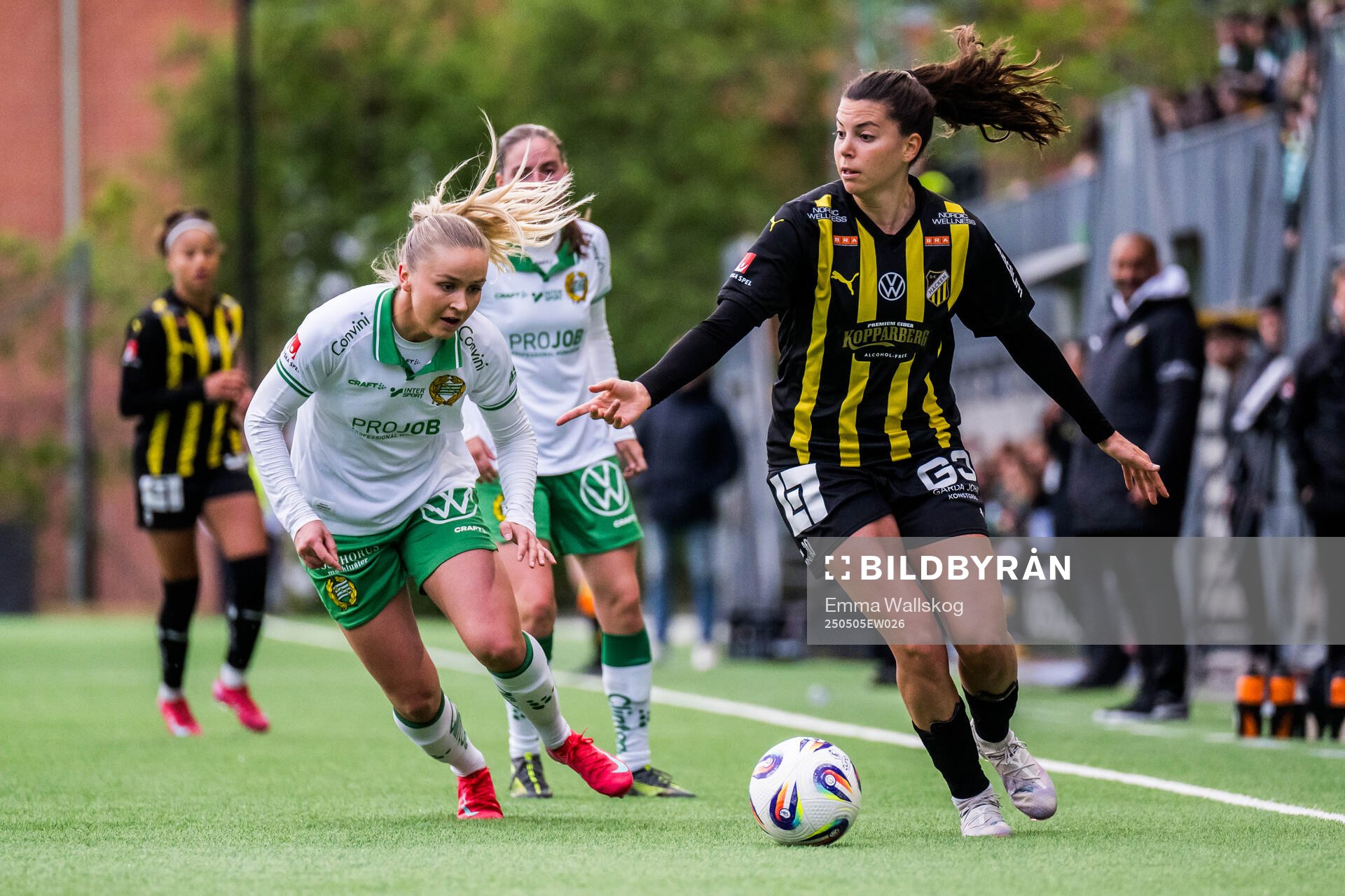 Hammarbys Anna Jøsendal och Häckens Helena Sampaio under fotbollsmatchen i Damallsvenskan mellan Hammarby och Häcken den 5 maj 2025 i Stockholm.