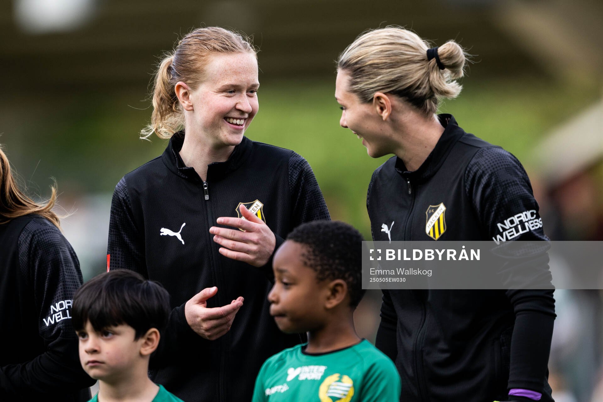 Häckens Emma Östlund och målvakt Jennifer Falk inför fotbollsmatchen i Damallsvenskan mellan Hammarby och Häcken den 5 maj 2025 i Stockholm.