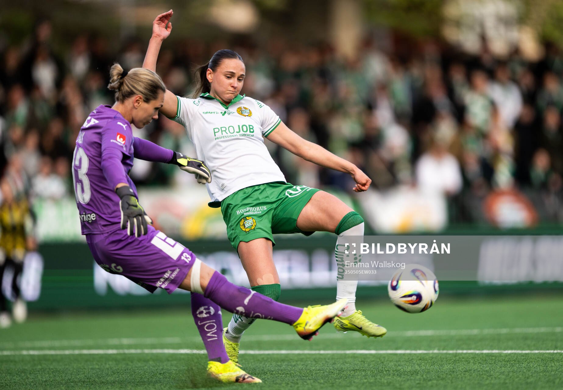 Häckens målvakt Jennifer Falk och Hammarbys Vilde Hasund under fotbollsmatchen i Damallsvenskan mellan Hammarby och Häcken den 5 maj 2025 i Stockholm.