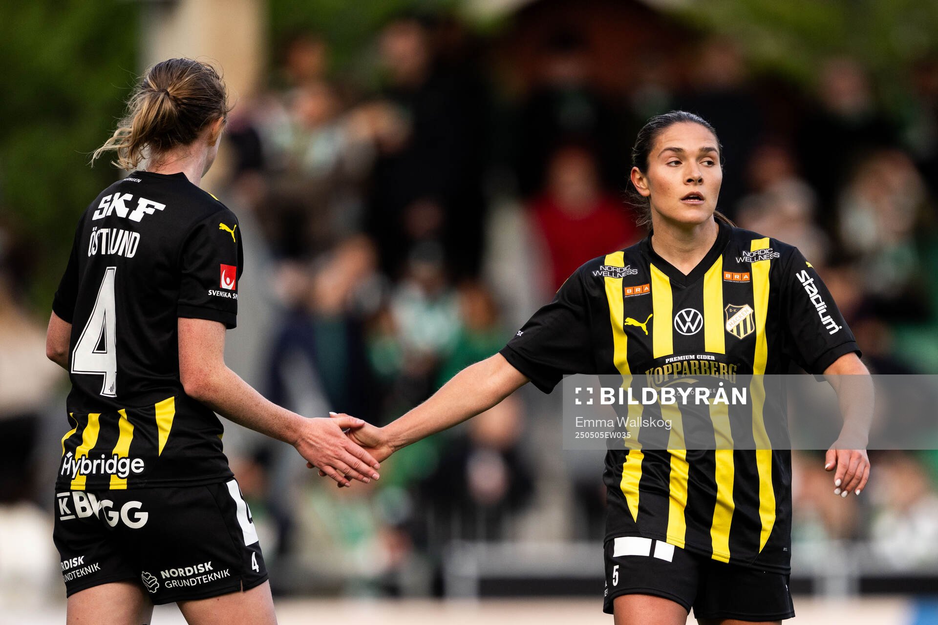 Häckens Emma Östlund och Mary Caroline Wickenheiser under fotbollsmatchen i Damallsvenskan mellan Hammarby och Häcken den 5 maj 2025 i Stockholm.