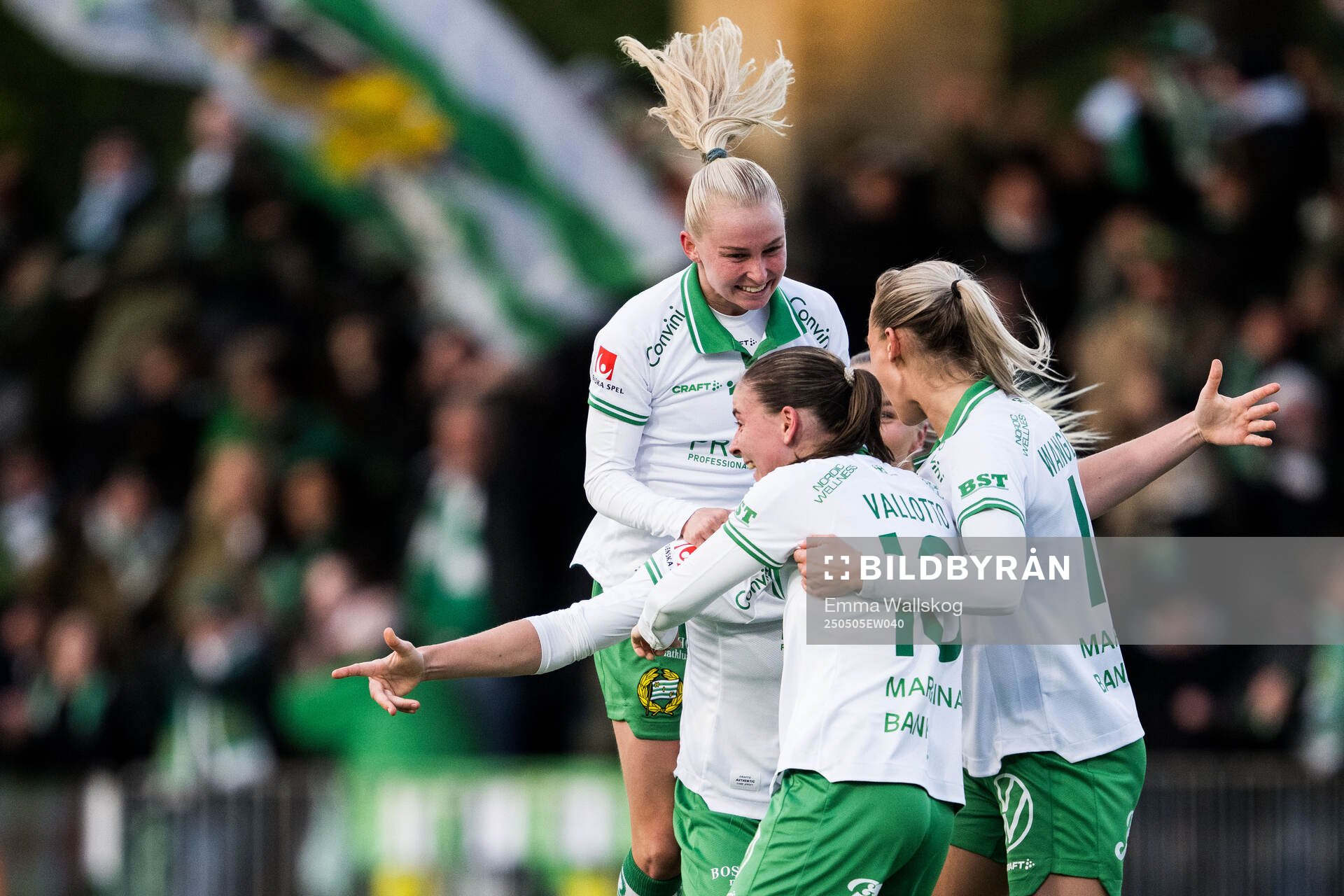 Hammarbys Julie Blakstad, Smilla Vallotto, Emilie Joramo och Ellen Wangerheim jublar efter 1-0 under fotbollsmatchen i Damallsvenskan mellan Hammarby och Häcken den 5 maj 2025 i Stockholm.