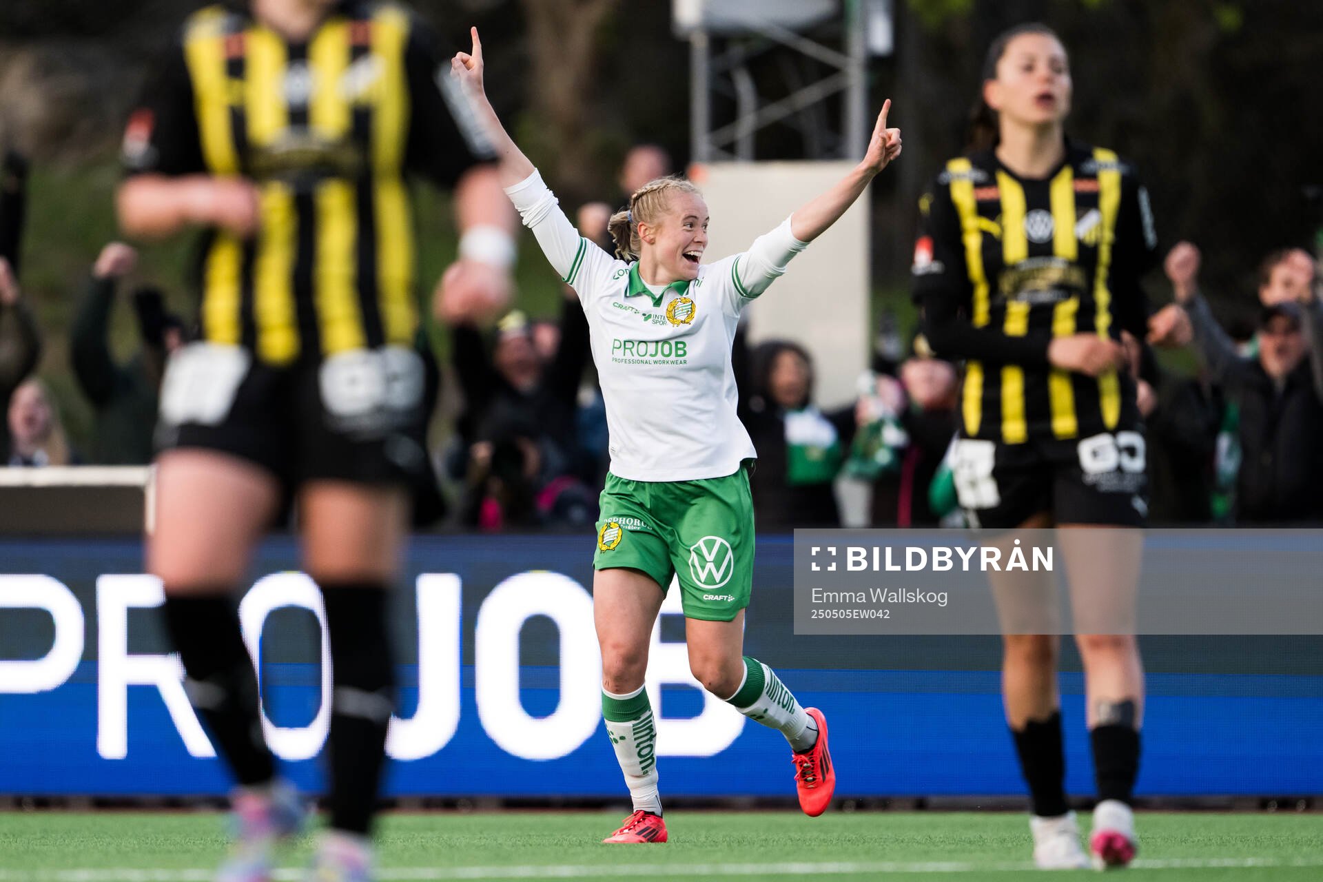 Hammarbys Julie Blakstad jublar efter 1-0 under fotbollsmatchen i Damallsvenskan mellan Hammarby och Häcken den 5 maj 2025 i Stockholm. 