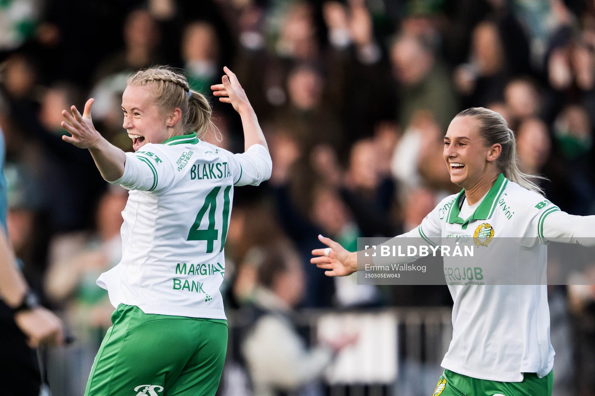 Hammarbys Julie Blakstad och Ellen Wangerheim jublar efter 1-0 under fotbollsmatchen i Damallsvenskan mellan Hammarby och Häcken den 5 maj 2025 i Stockholm.