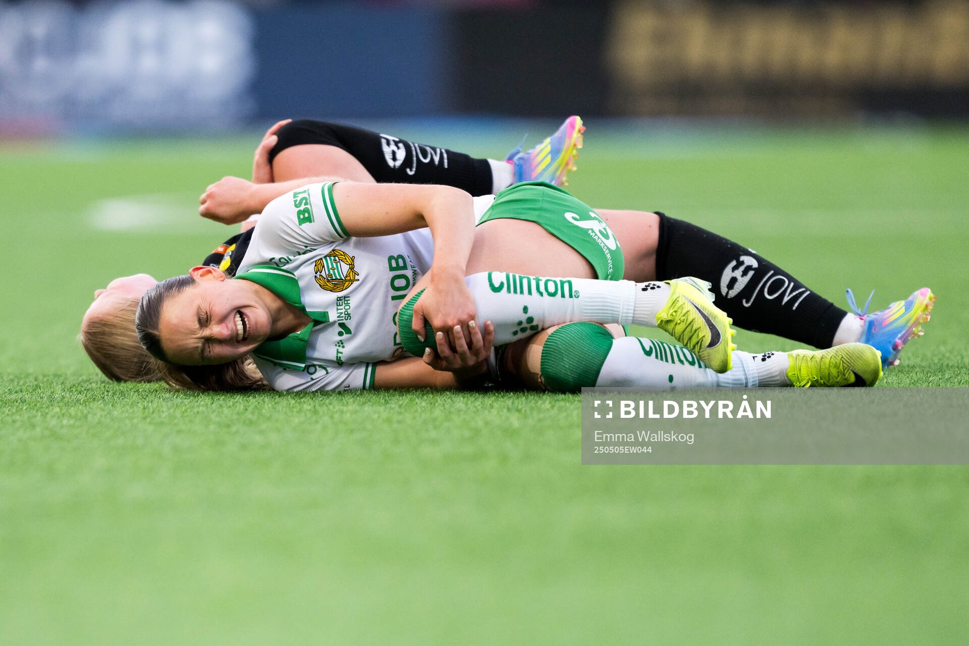 Hammarbys Vilde Hasund har ont under fotbollsmatchen i Damallsvenskan mellan Hammarby och Häcken den 5 maj 2025 i Stockholm. 