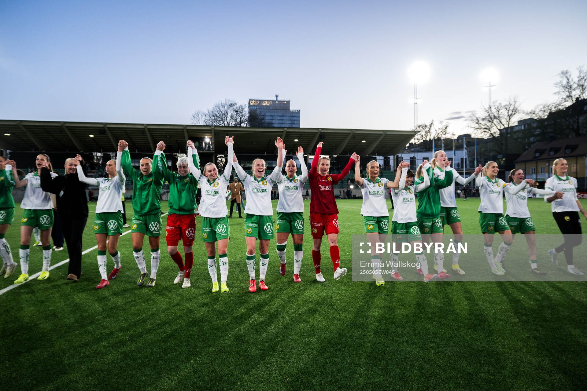Hammarbys spelare jublar efter fotbollsmatchen i Damallsvenskan mellan Hammarby och Häcken den 5 maj 2025 i Stockholm. 