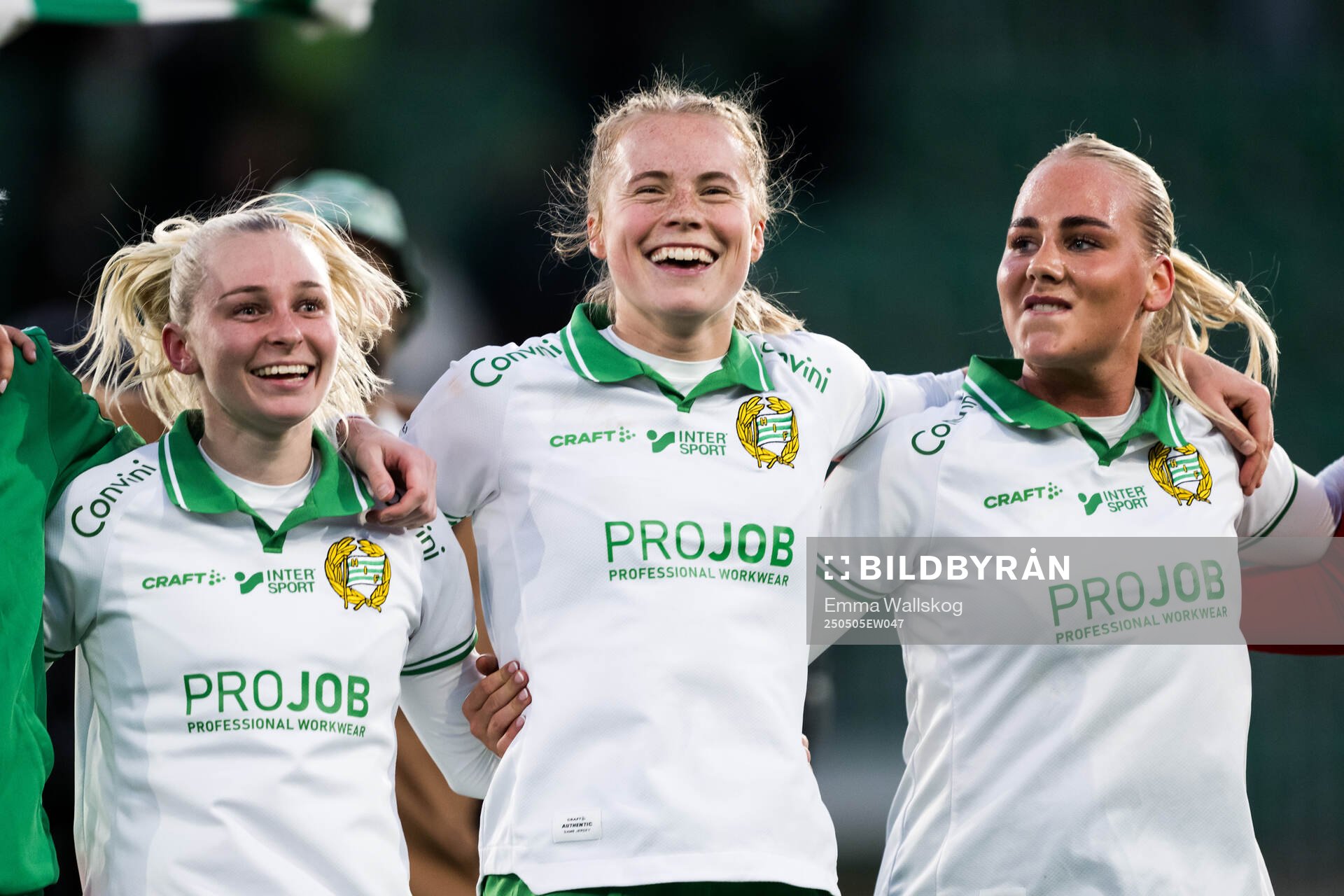 Hammarbys Emilie Joramo, Julie Blakstad och Cathinka Tandberg jublar efter fotbollsmatchen i Damallsvenskan mellan Hammarby och Häcken den 5 maj 2025 i Stockholm.