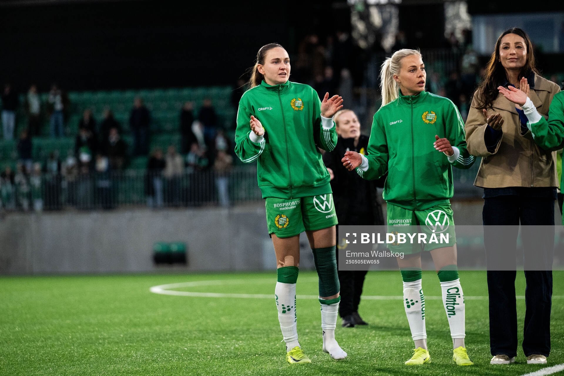 Hammarbys Vilde Hasund och Lotta Ökvist efter fotbollsmatchen i Damallsvenskan mellan Hammarby och Häcken den 5 maj 2025 i Stockholm. 