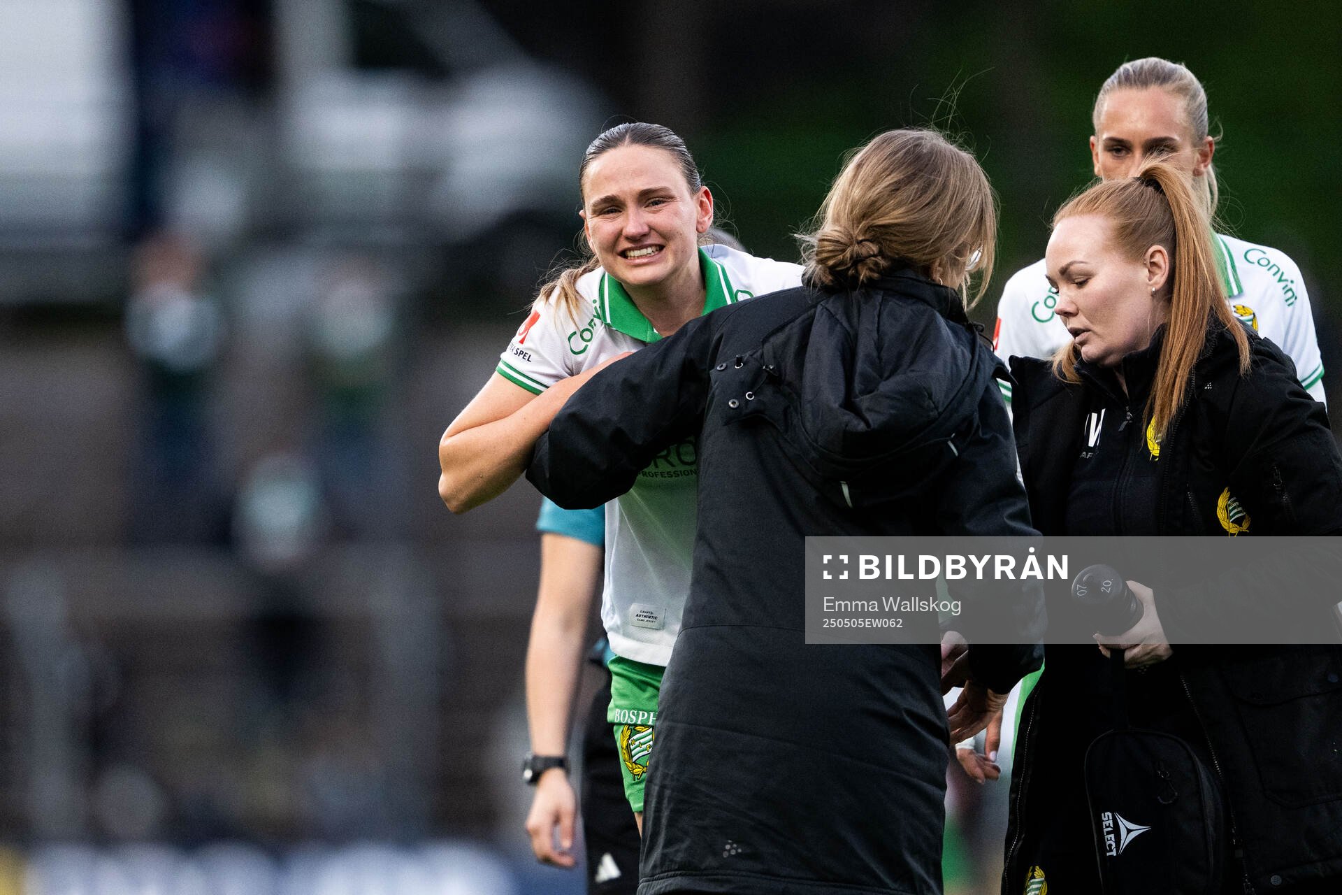 Hammarbys Vilde Hasund har ont under fotbollsmatchen i Damallsvenskan mellan Hammarby och Häcken den 5 maj 2025 i Stockholm. 