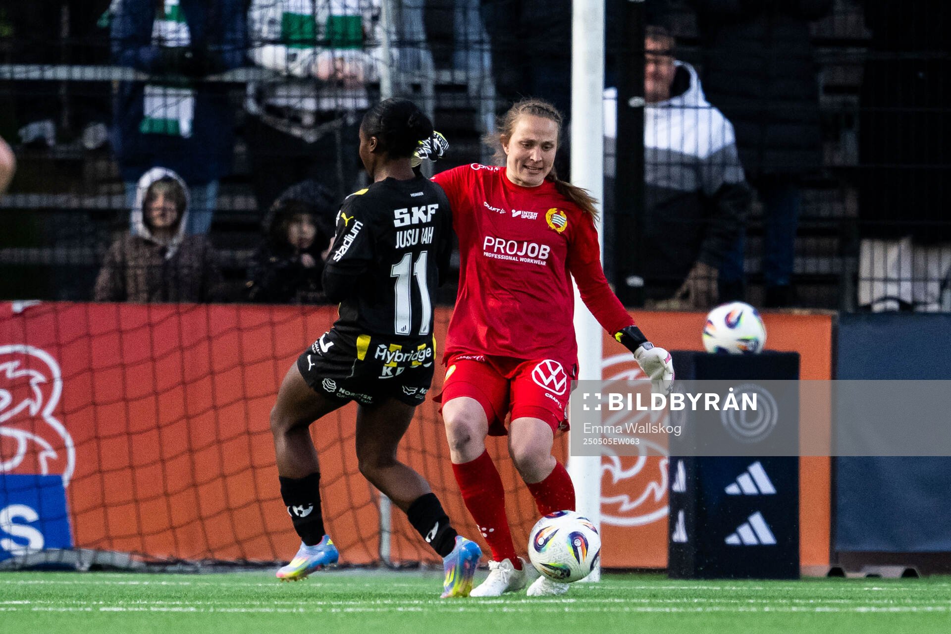 Häckens Monica Jusu Bah och Hammarbys målvakt Anna