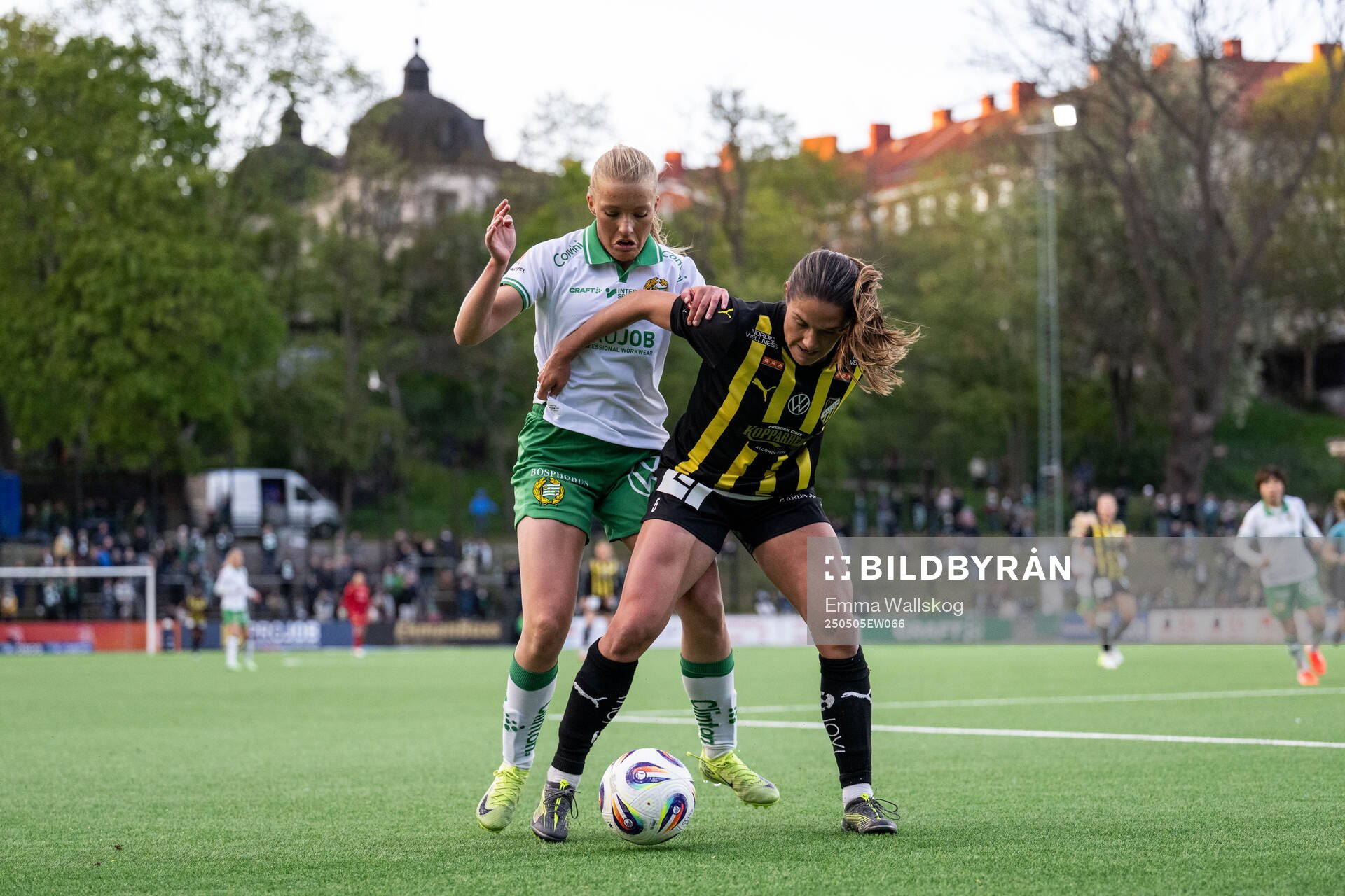 Hammarbys Smilla Holmberg och Häckens Mary Caroline Wickenheiser under fotbollsmatchen i Damallsvenskan mellan Hammarby och Häcken den 5 maj 2025 i Stockholm.