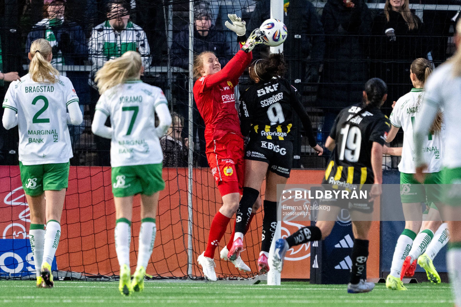 Hammarbys målvakt Anna Tamminen och Häckens Felicia Schröder under fotbollsmatchen i Damallsvenskan mellan Hammarby och Häcken den 5 maj 2025 i Stockholm.